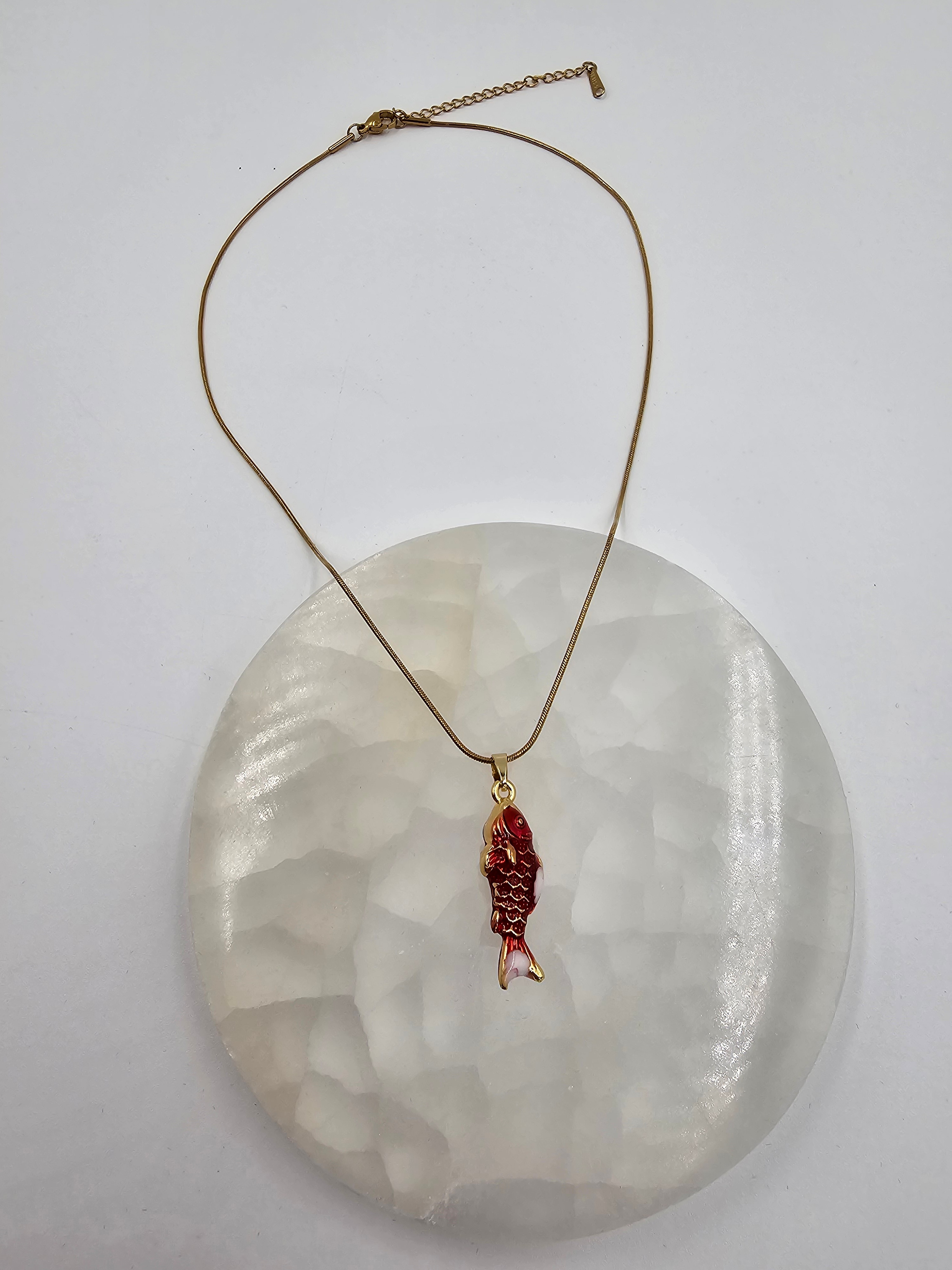 ÖZEL SERİ ZİNCİRDE KIRMIZI RENKLİ MİNELİ KIVRIMLI BALIK FİGÜR KOLYE