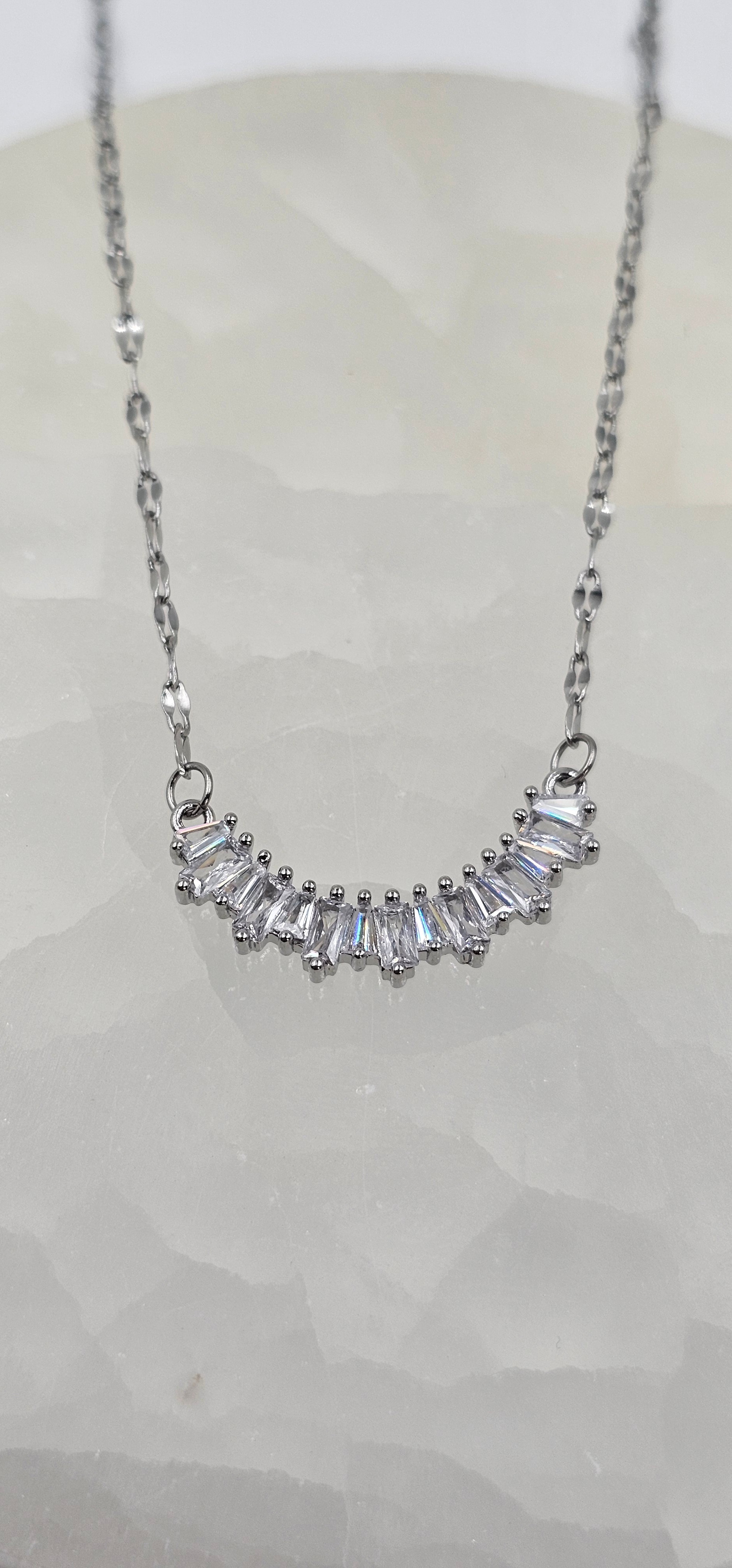 GÜMÜŞ KAPLAM SIRA BAGET TAŞLI KOLYE