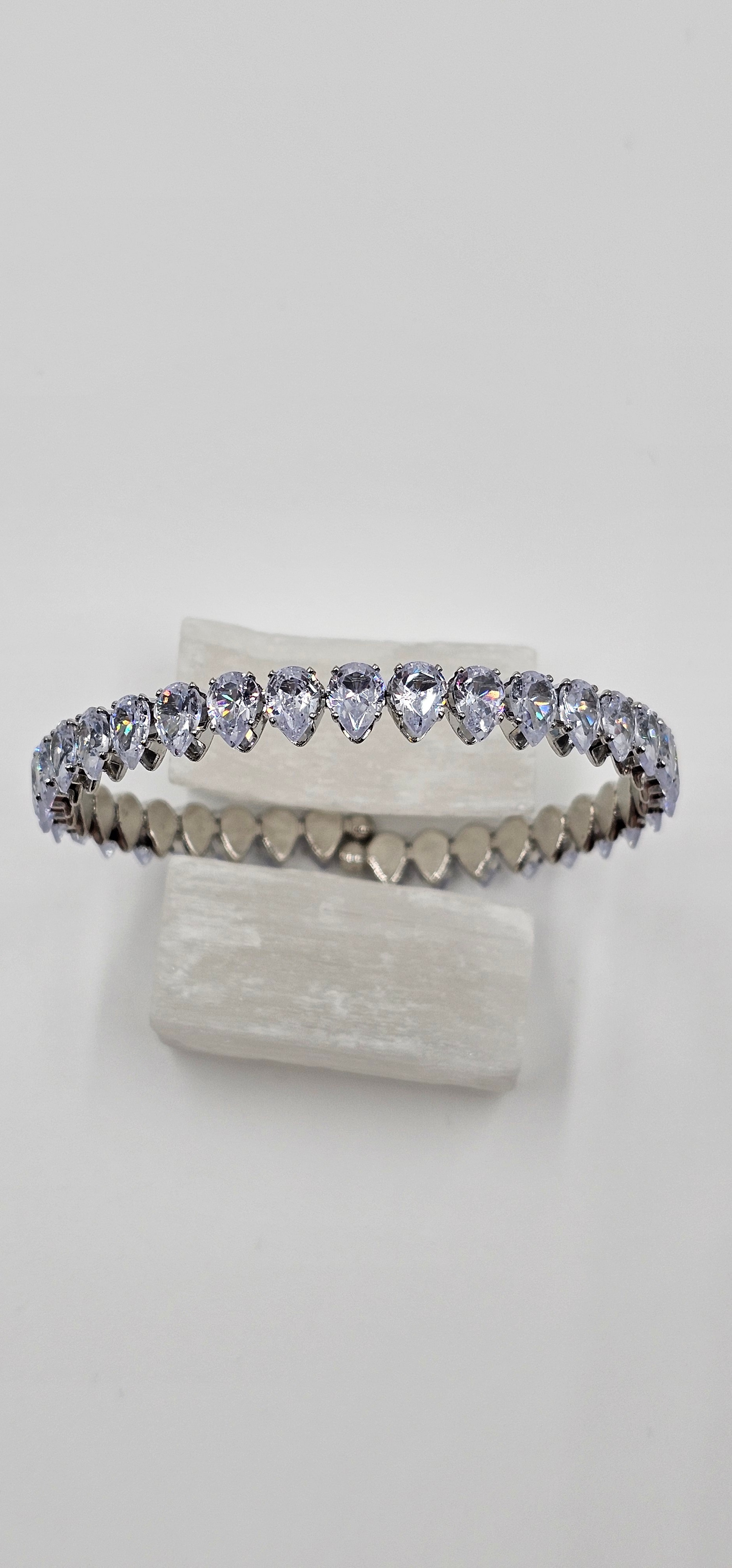 ÖZEL SERİ GÜMÜŞ KAPLAMA DAMLA SIRALI ZİRKON TAŞ ESNEK BİLEKLİK