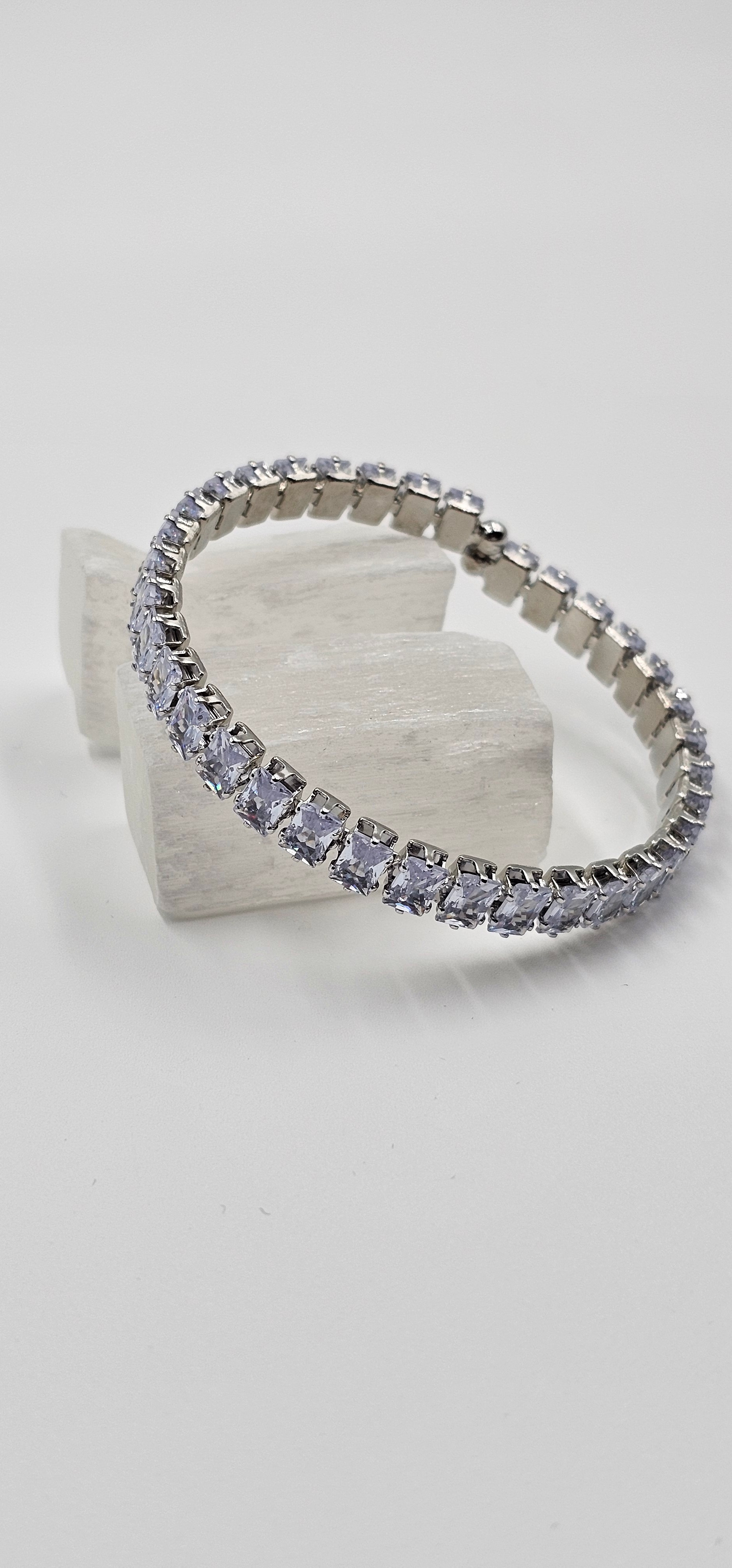 ÖZEL SERİ GÜMÜŞ KAPLAMA KARE SIRALI ZİRKON TAŞ ESNEK BİLEKLİK