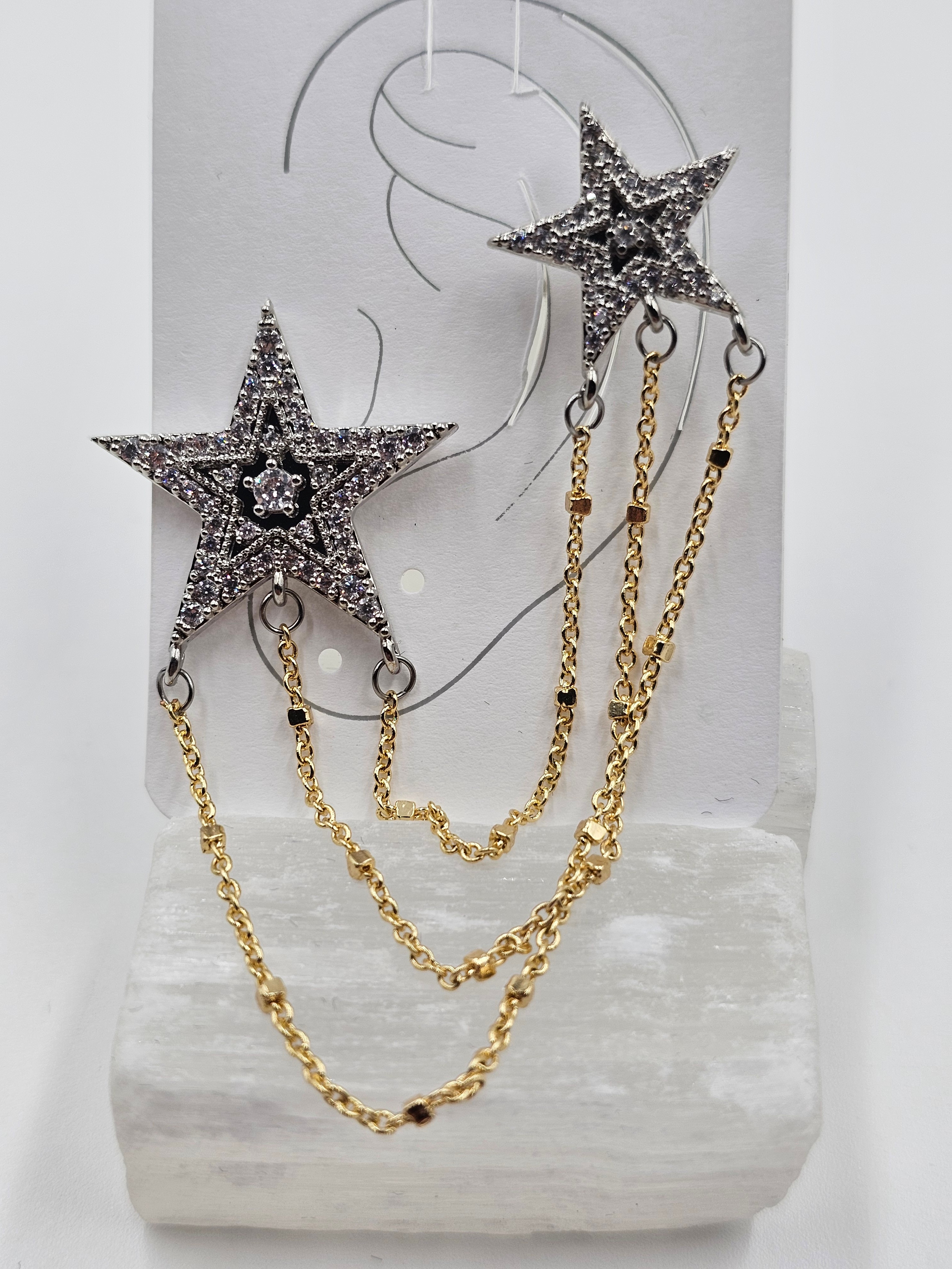 ALTIN KAPLAMA YILDIZ ZİRKON TAŞLI SİYAH MİNELİ ZİNCİR BAĞLANTILI KIKIRDAK KISTIRMALI KÜPE