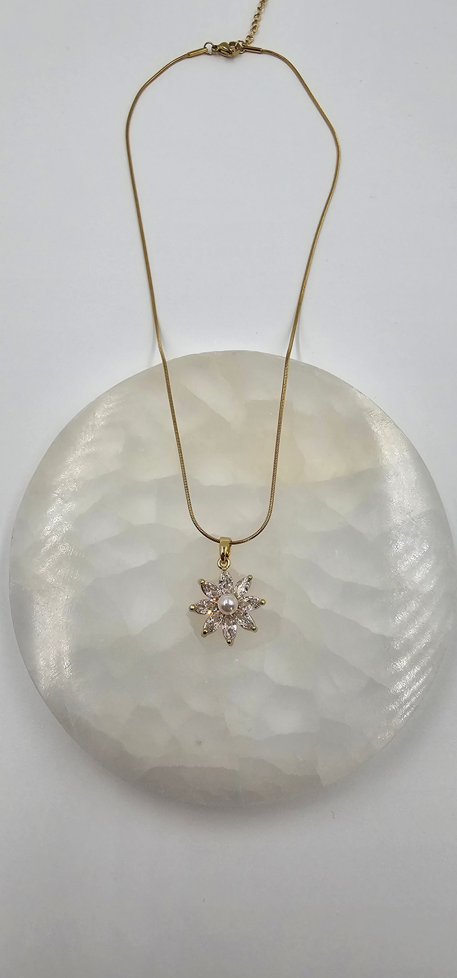 ALTIN KAPLAMA ZİRKON TAŞLI İNCİLİ ÇİÇEK KOLYE