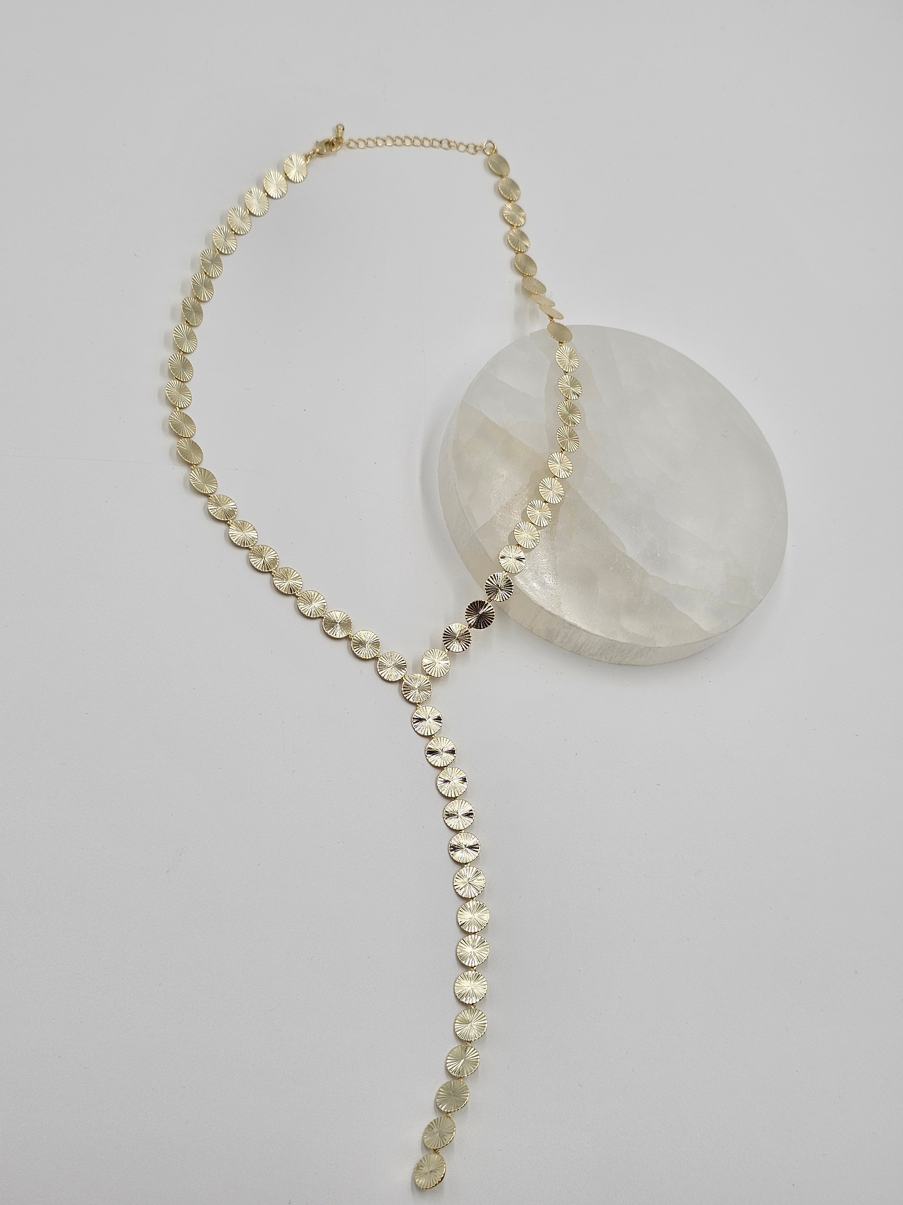 ALTIN KAPLAMA HALKA ÇENTİKLİ KOLYE