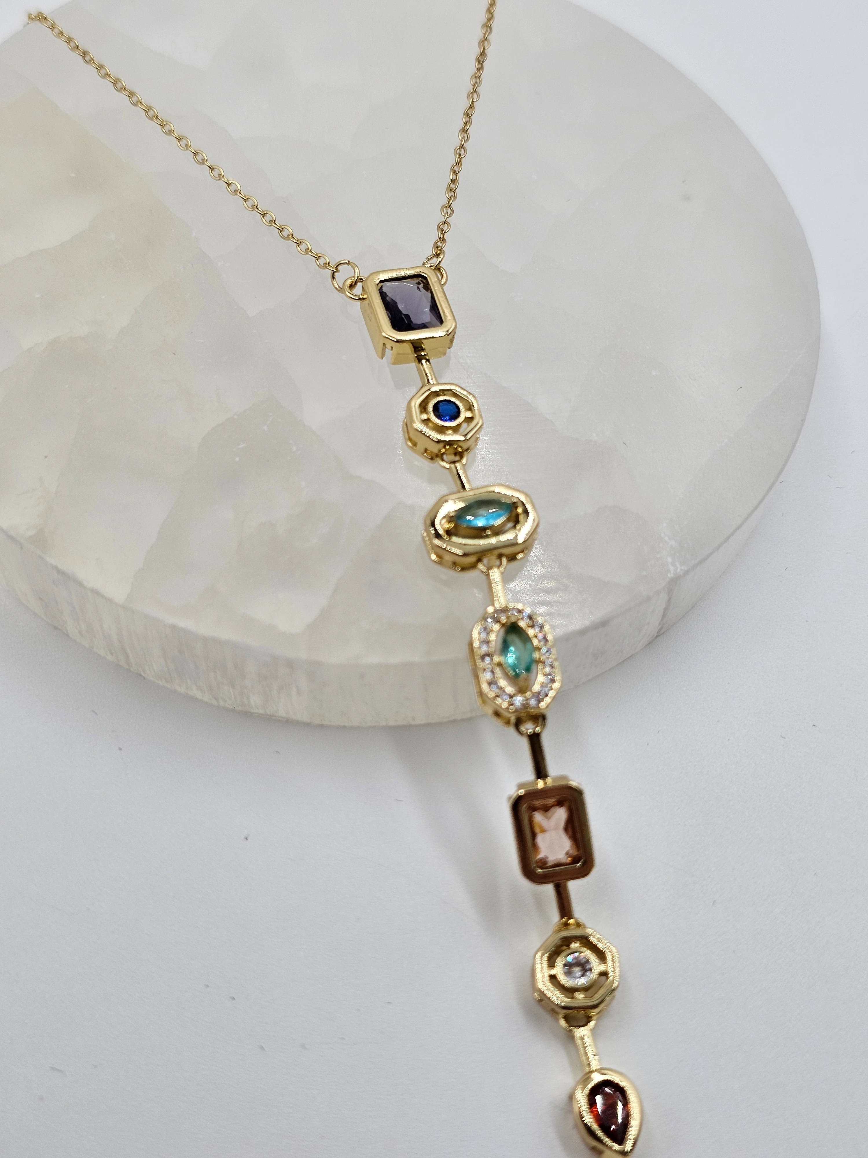 ALTIN KAPLAMA RENKLİ TAŞLI KOLYE