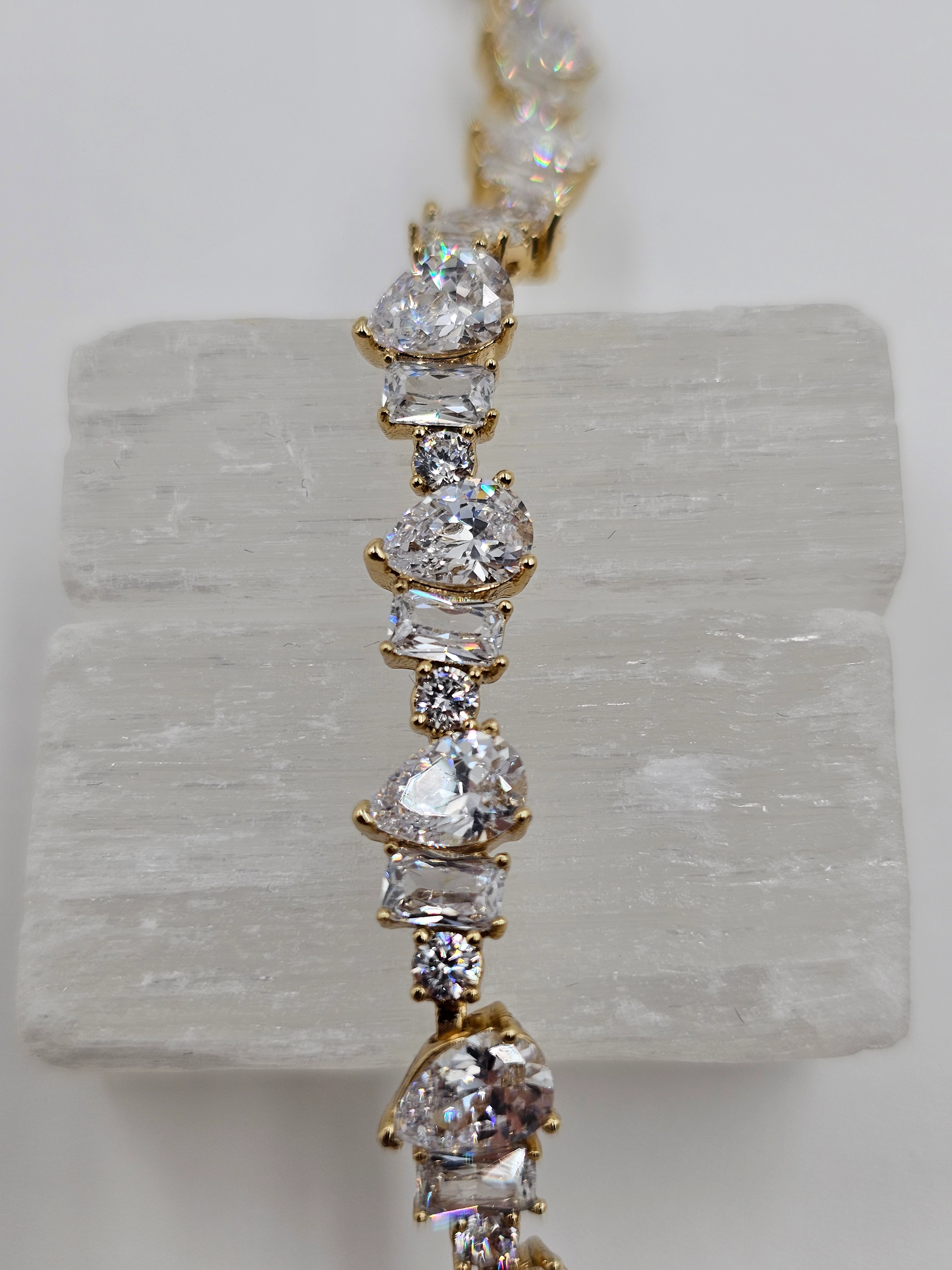 ALTIN KAPLAMA YUVARLAK DAMLA KARE TAŞLI SU YOLU BİLEKLİK