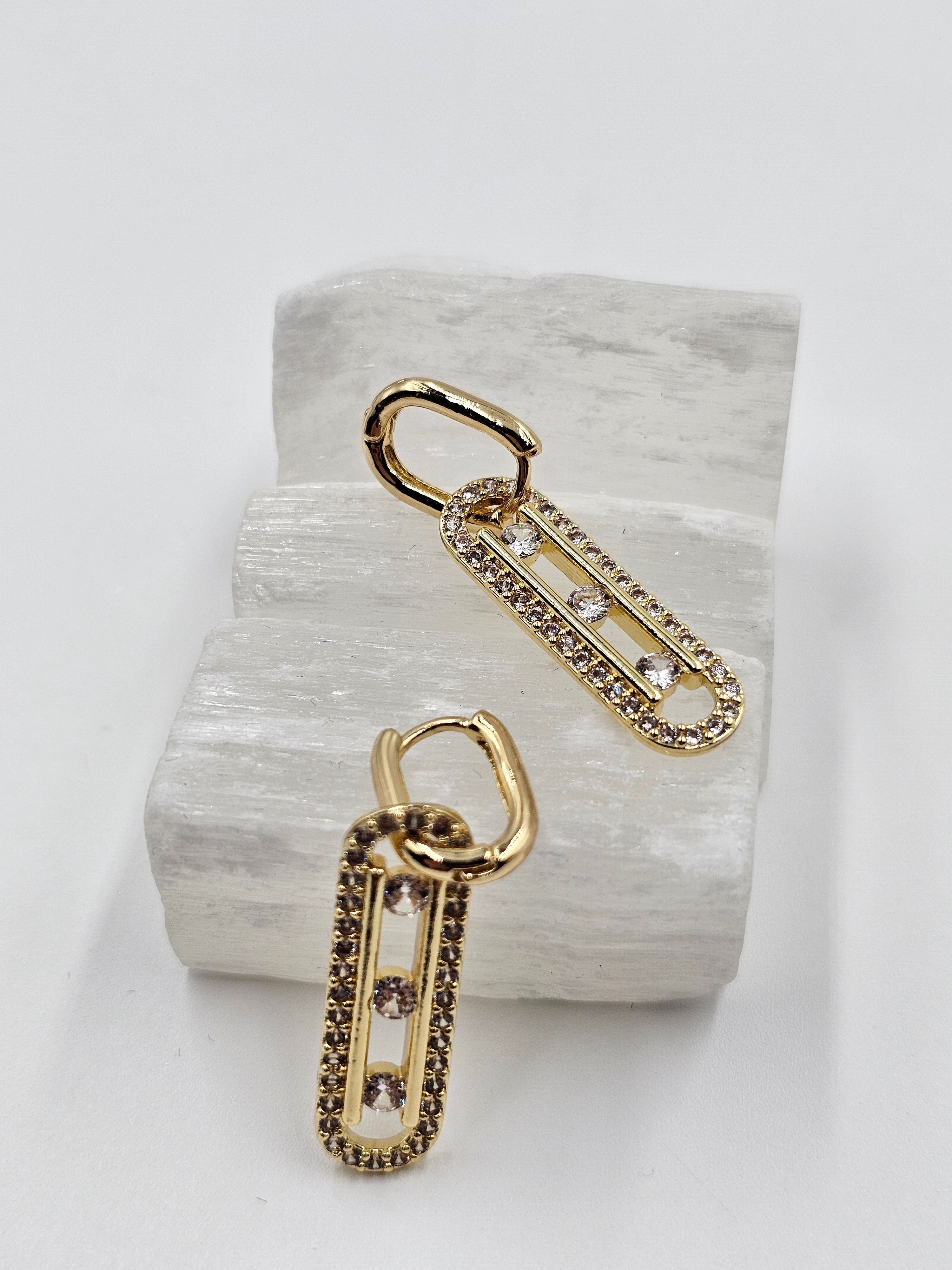 ALTIN KAPLAMA SALLANTILI ÜÇSIRA TAŞLI TASARIM KÜPE