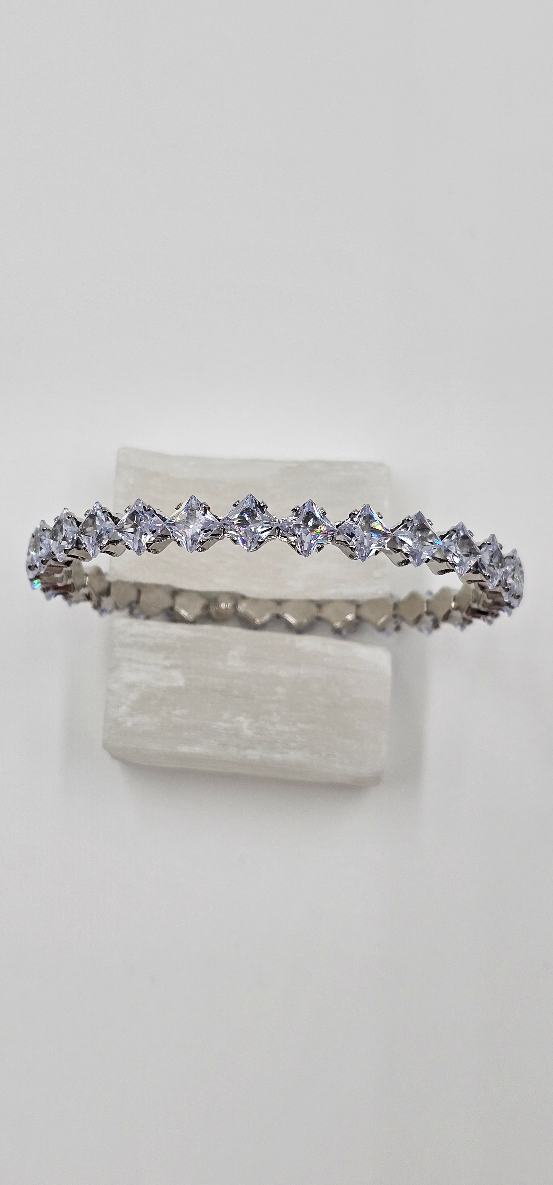 ÖZEL SERİ GÜMÜŞ KAPLAMA MEKİK SIRALI ZİRKON TAŞ ESNEK BİLEKLİK