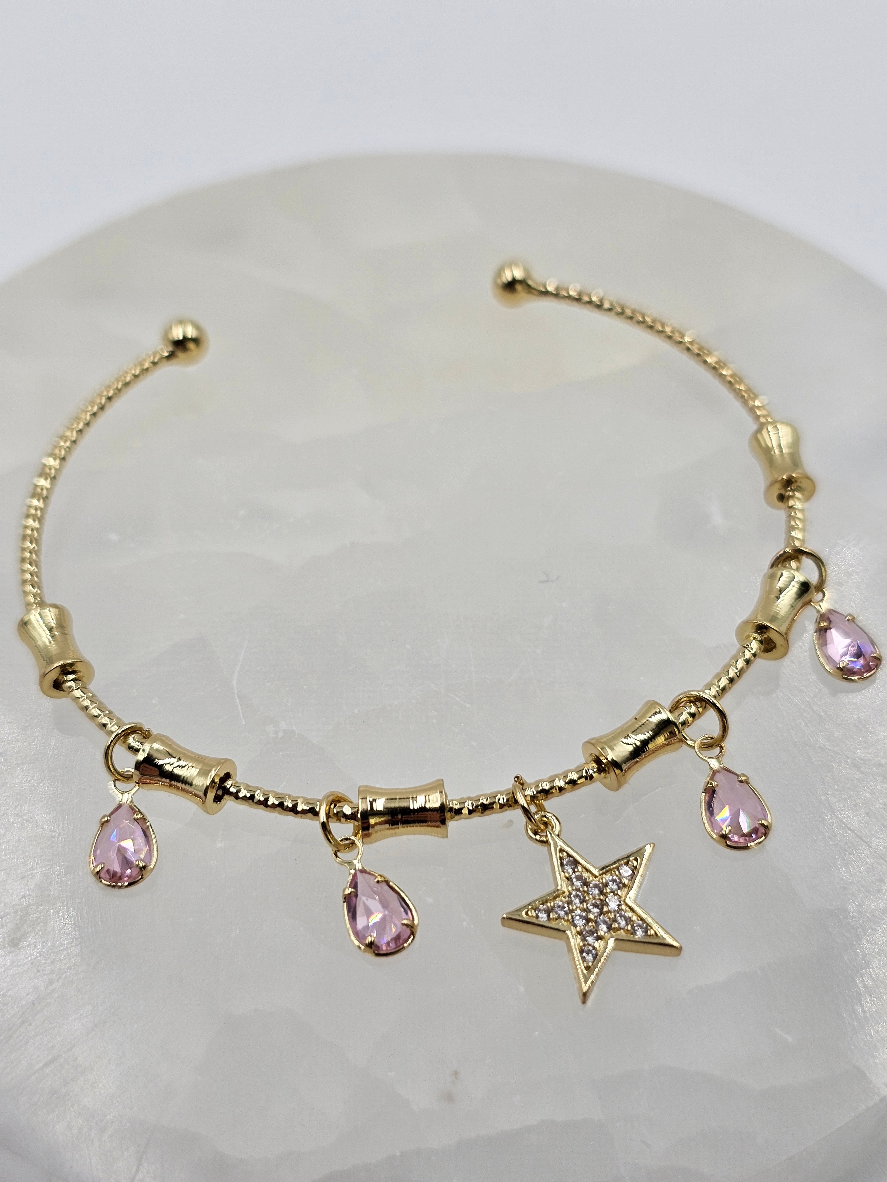 ALTIN KAPLAMA PEMBE TAŞLI KELEPÇE BİLEZİK