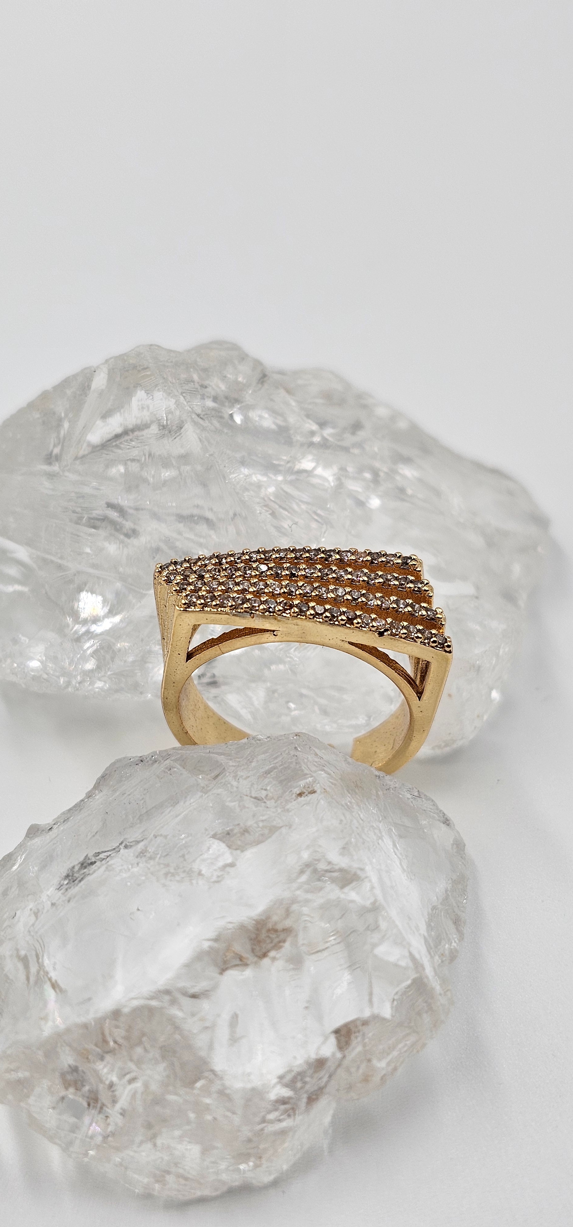 ALTIN VE GÜMÜŞ KAPLAMA ÜÇ SIRA ZİRKON TAŞLI YÜZÜK