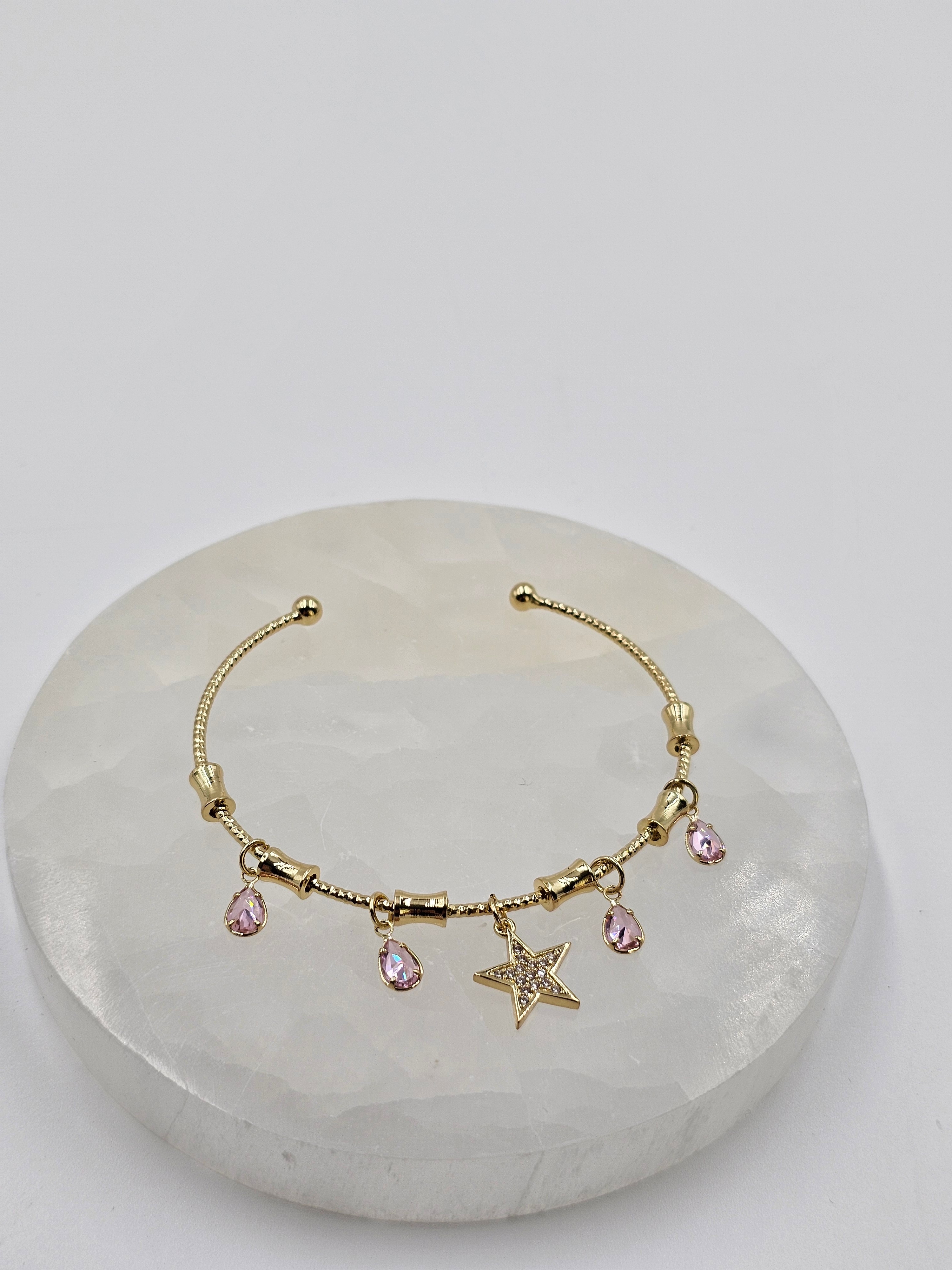 ALTIN KAPLAMA PEMBE TAŞLI KELEPÇE BİLEZİK