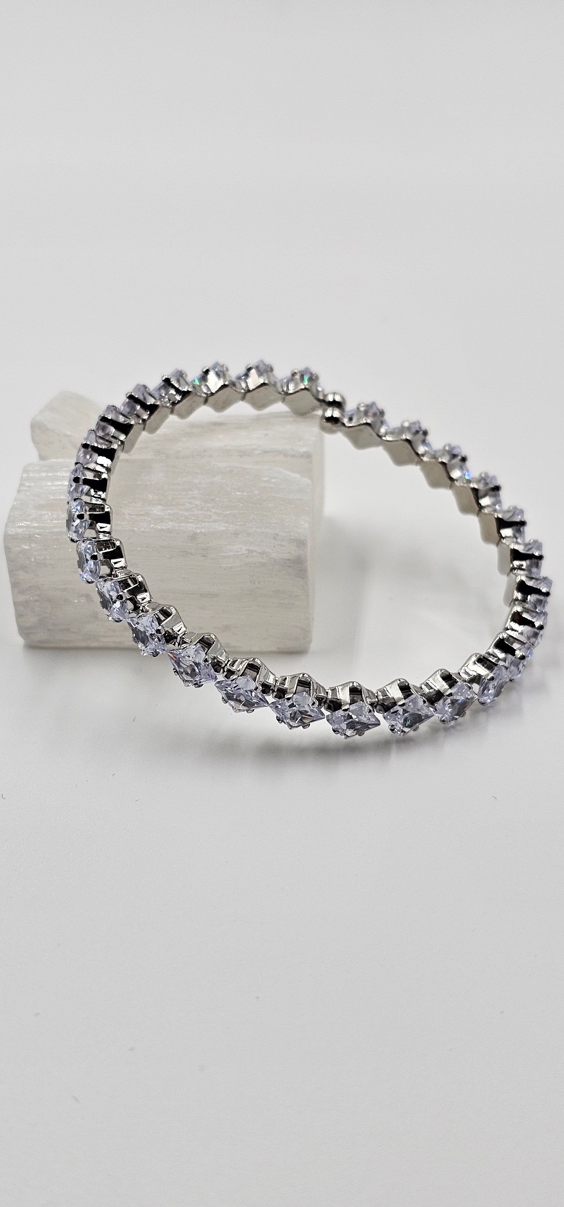 ÖZEL SERİ GÜMÜŞ KAPLAMA MEKİK SIRALI ZİRKON TAŞ ESNEK BİLEKLİK