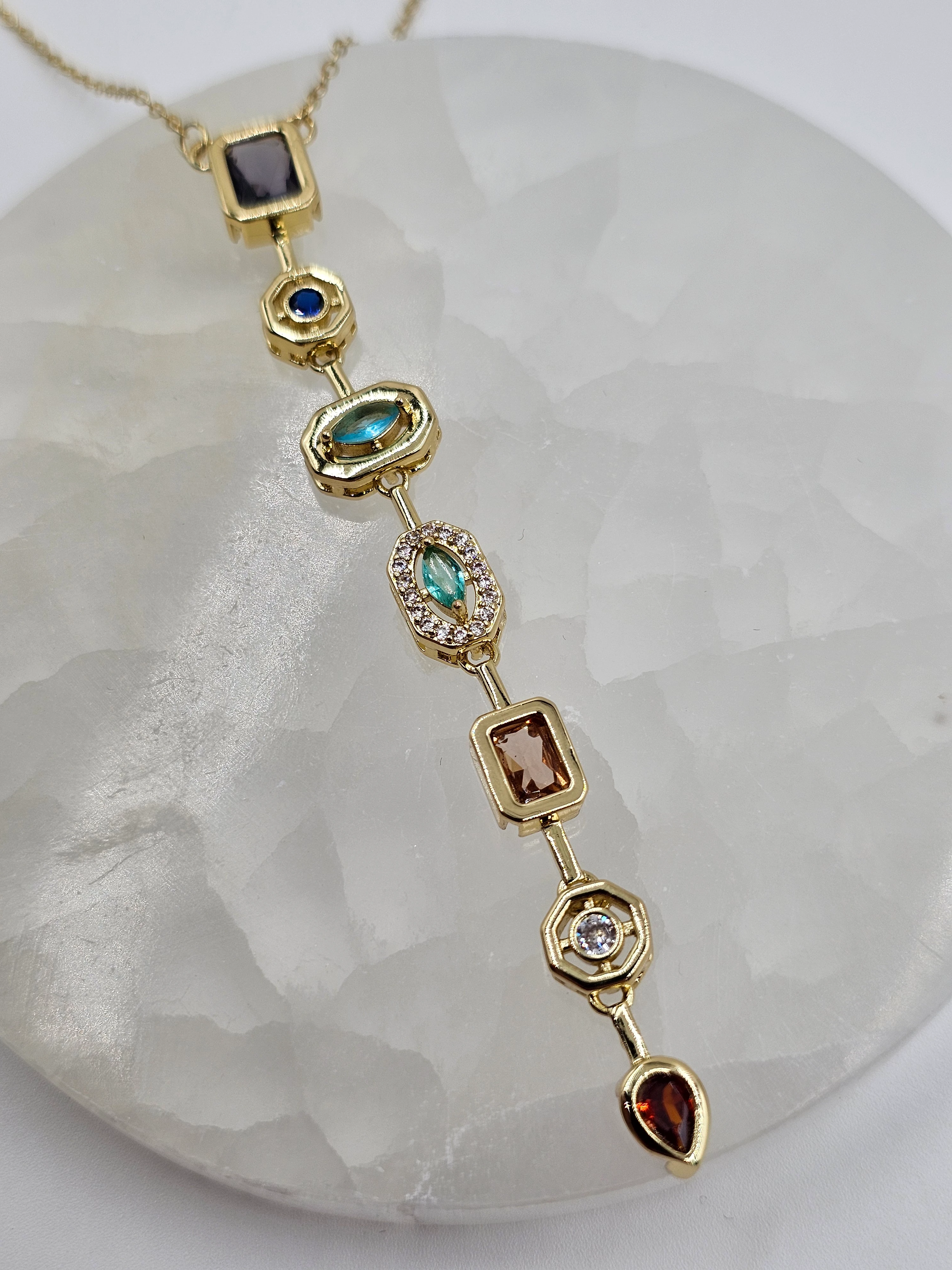 ALTIN KAPLAMA RENKLİ TAŞLI KOLYE