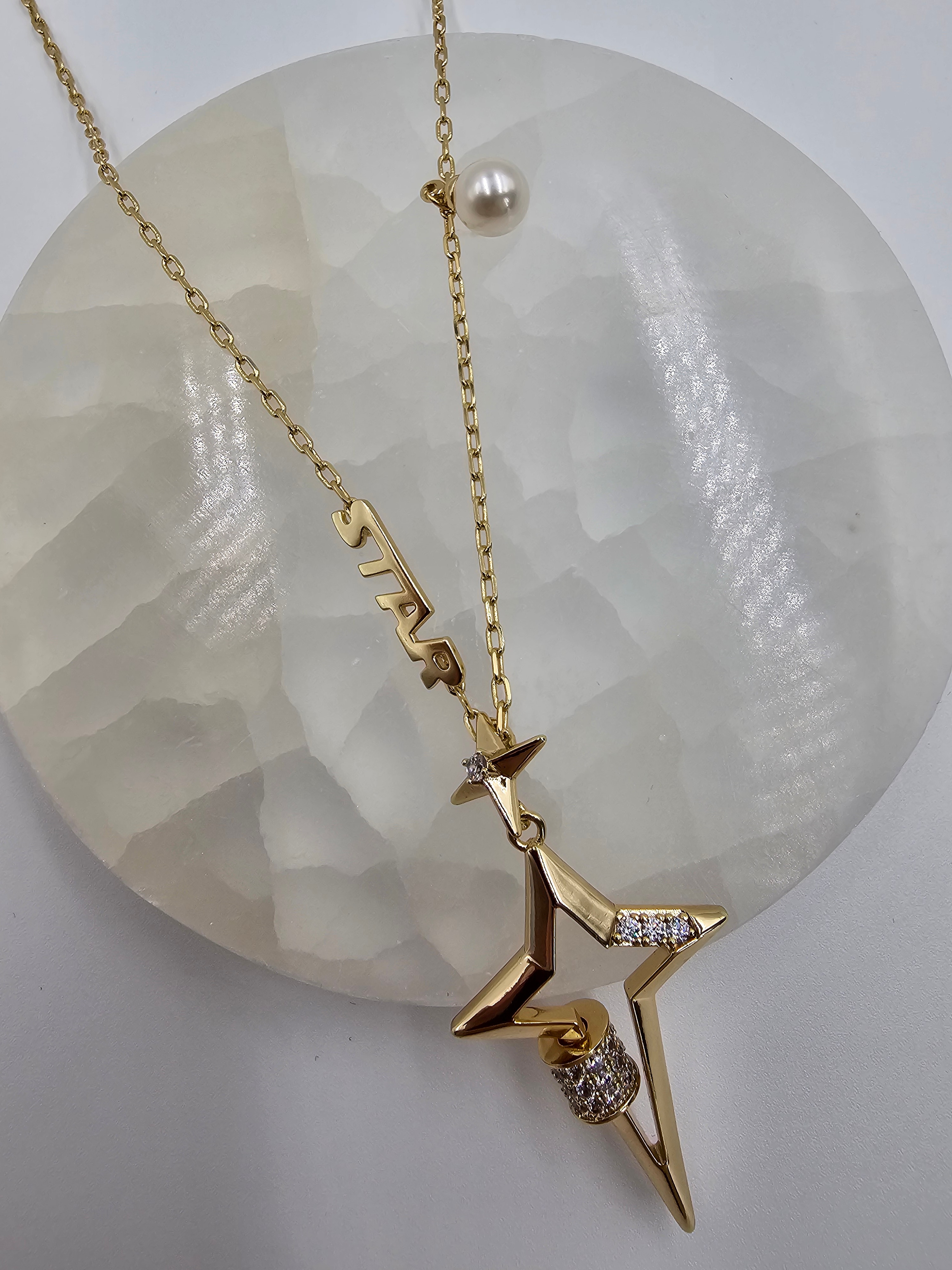 ALTIN KAPLAMA TAŞLI YILDIZLI YAZILI İNCİLİ UZUN KOLYE