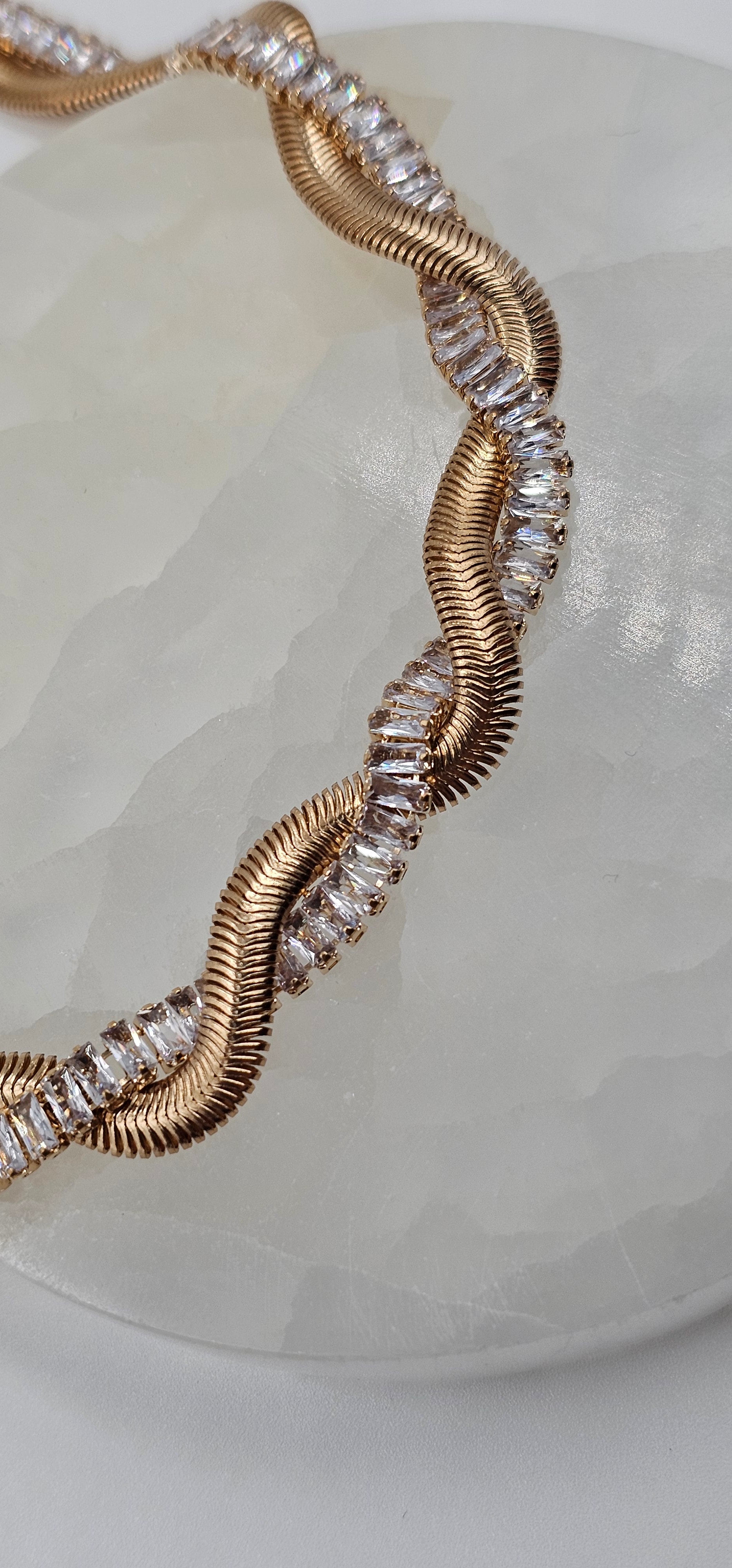 ALTIN KAPLAMA TASARIM  BAGET SIRA TAŞLI ÇOKLU BURGU KOLYE