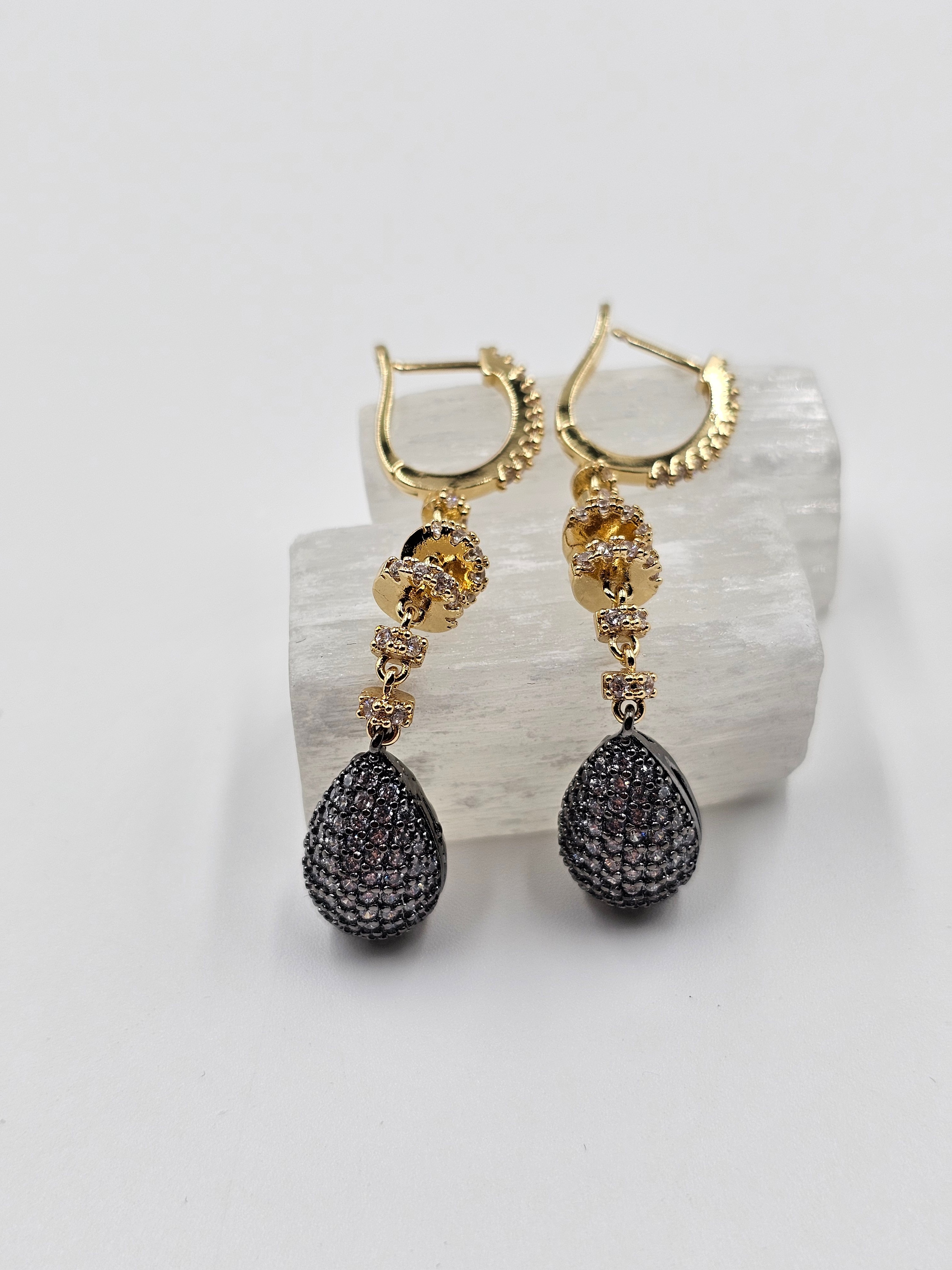 ALTIN KAPLAMA TASARIM SALLANTILI ZİRKON VE SİYAH TAŞLI TOP KÜPE