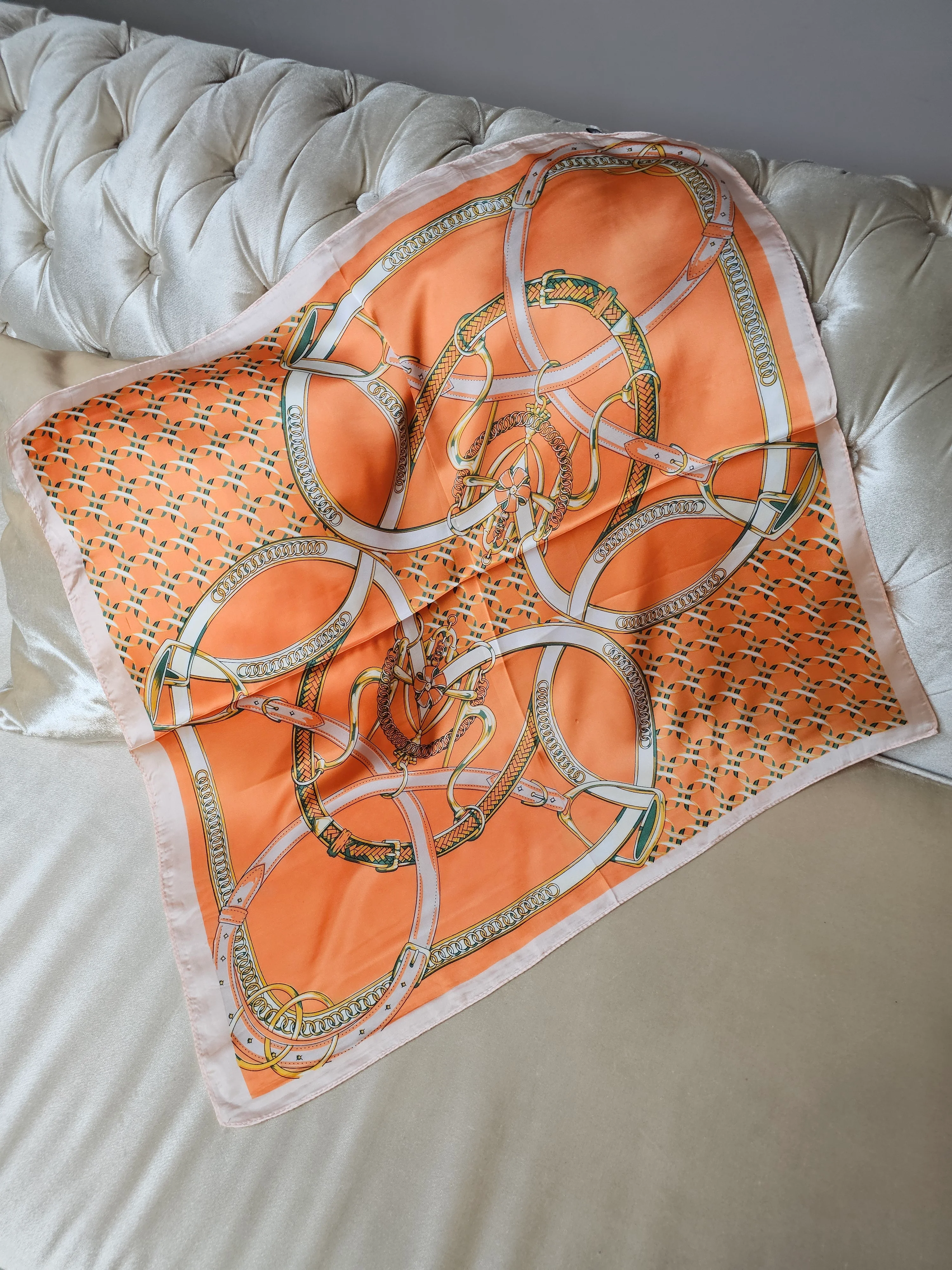 DESENLİ  TURUNCU SATEN FULAR (70X70)