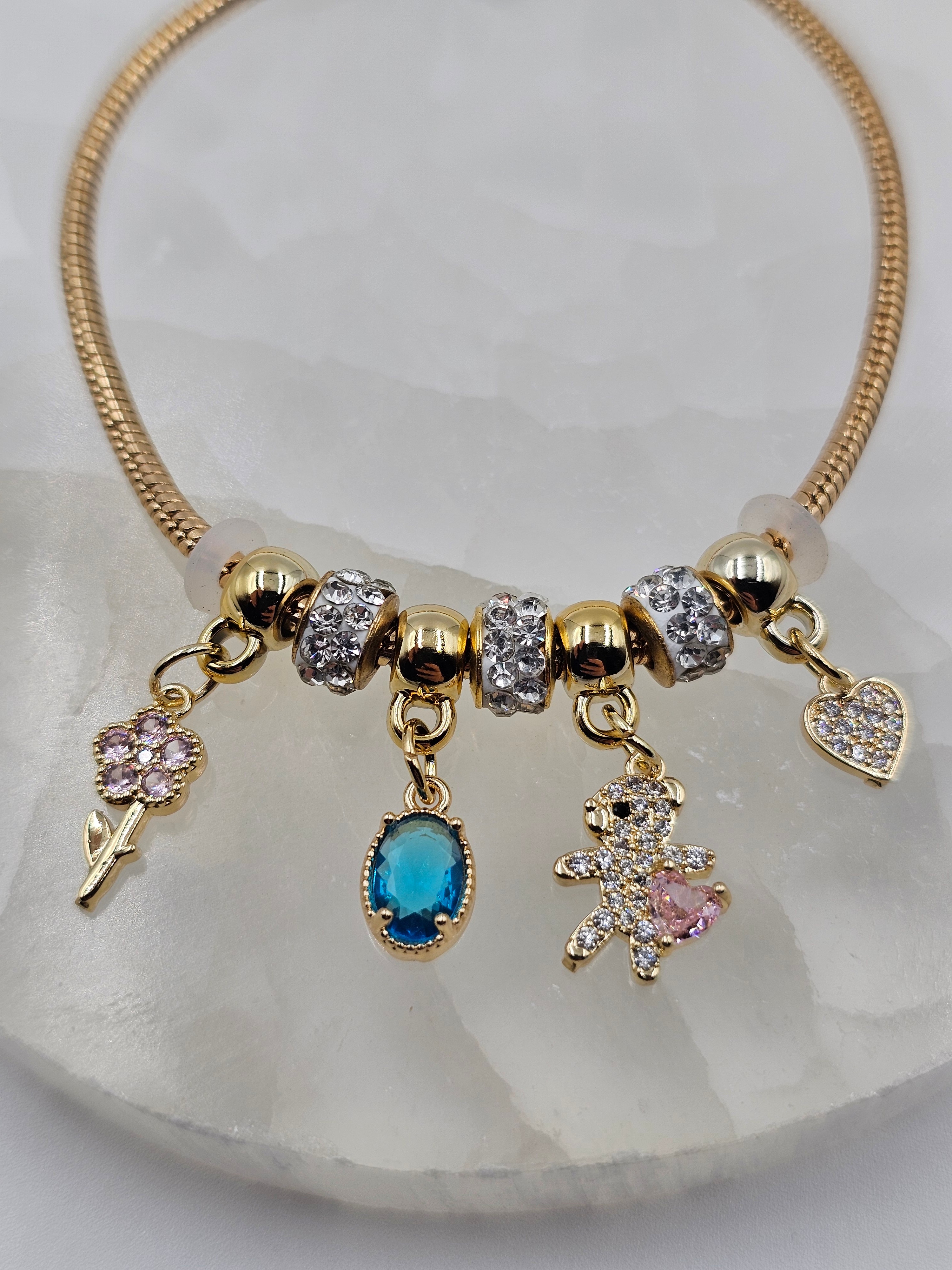 ÇELİK ALTIN KAPLAMA RENKLİ TAŞLI CHARMLI ZİNCİR BİLEKLİK