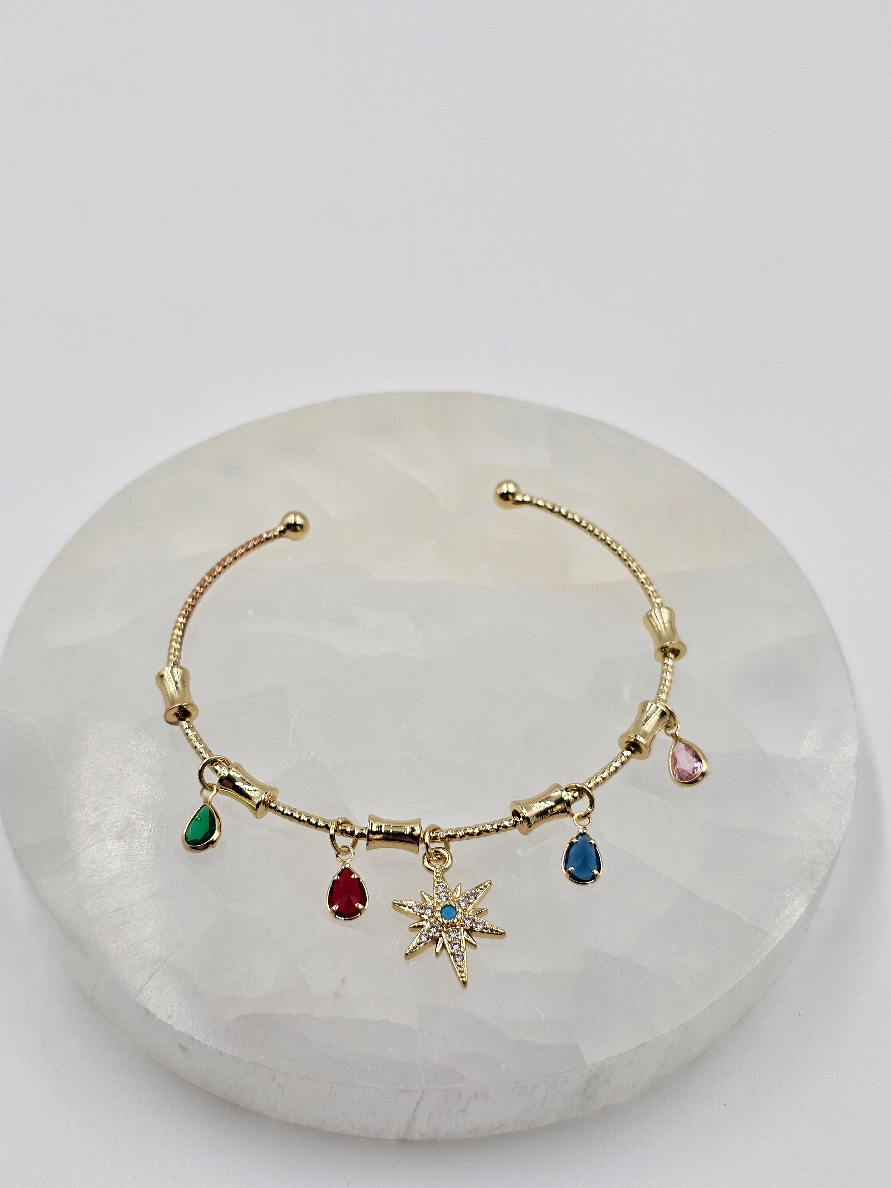 ALTIN KAPLAMA RENKLİ TAŞLI YILDIZLI KELEPÇE BİLEZİK