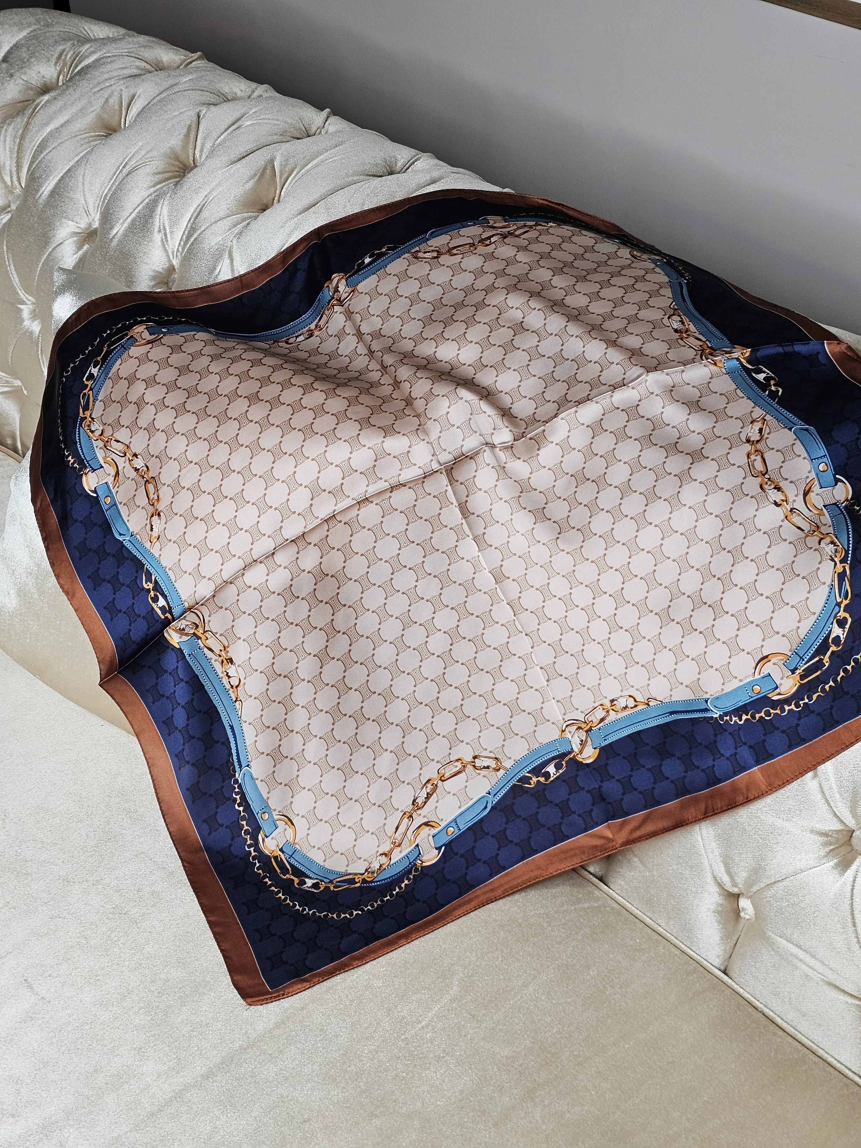 DESENLİ  TURUNCU SATEN FULAR (70X70)