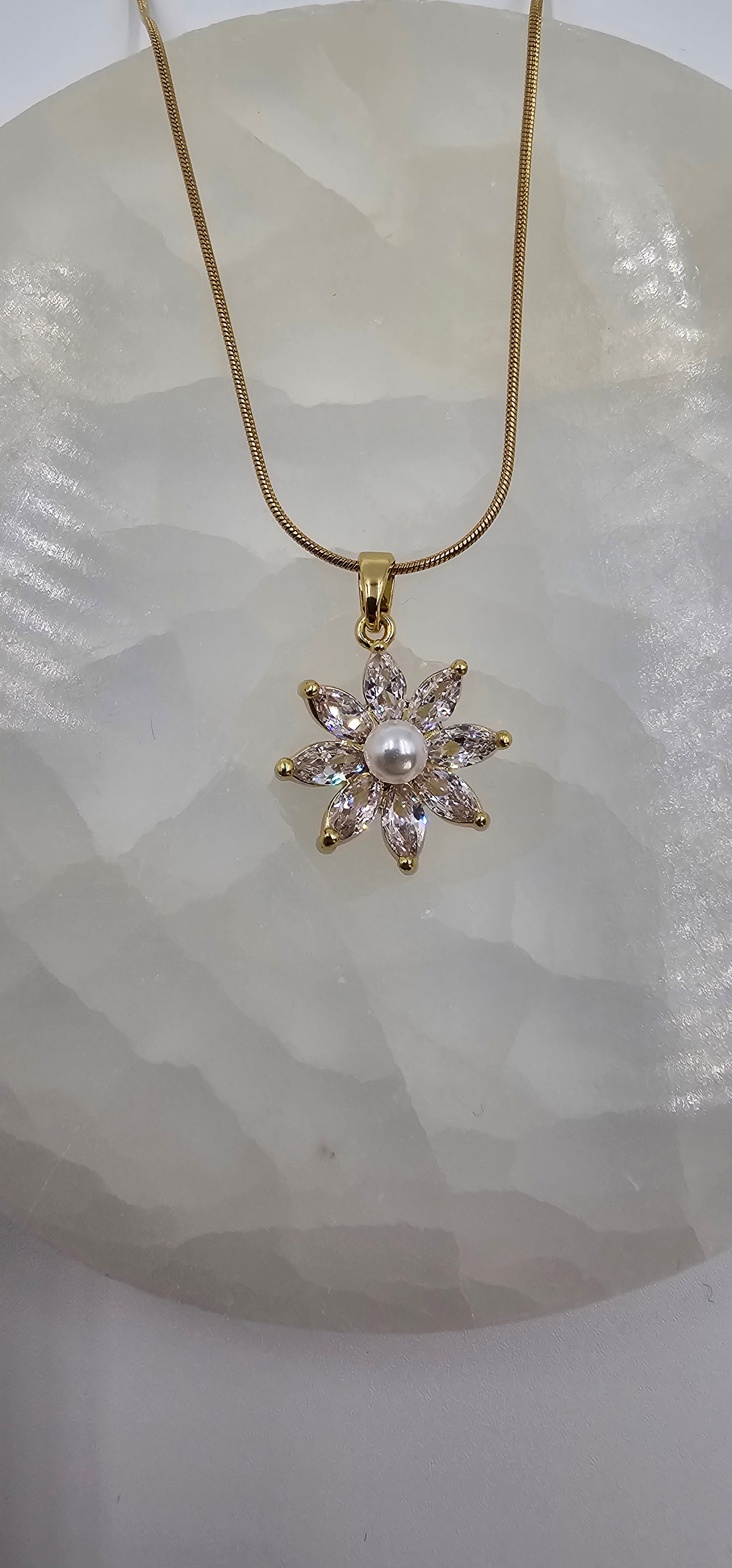 ALTIN KAPLAMA ZİRKON TAŞLI İNCİLİ ÇİÇEK KOLYE