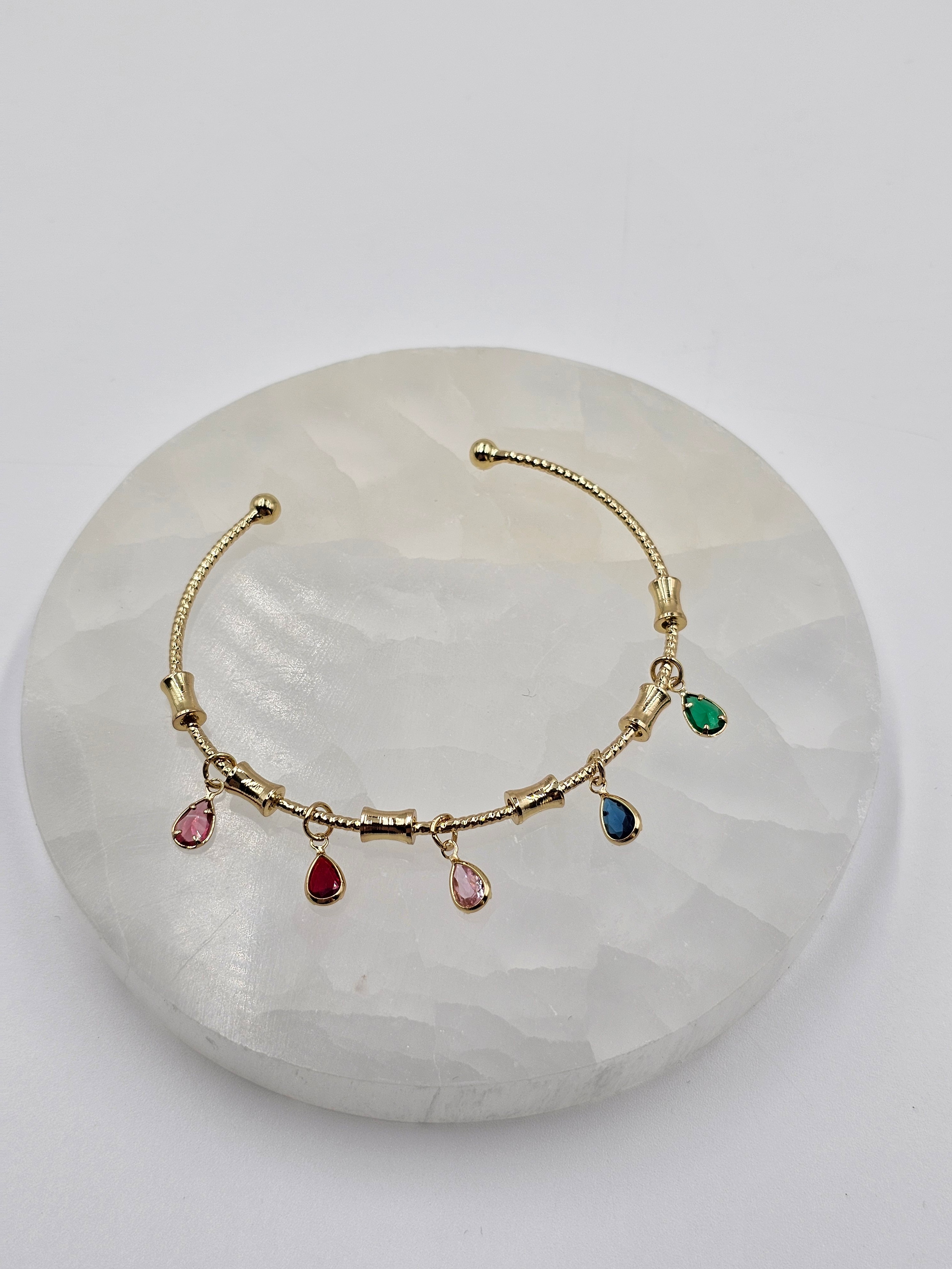 ALTIN KAPLAMA RENKLİ TAŞLI KELEPÇE BİLEZİK