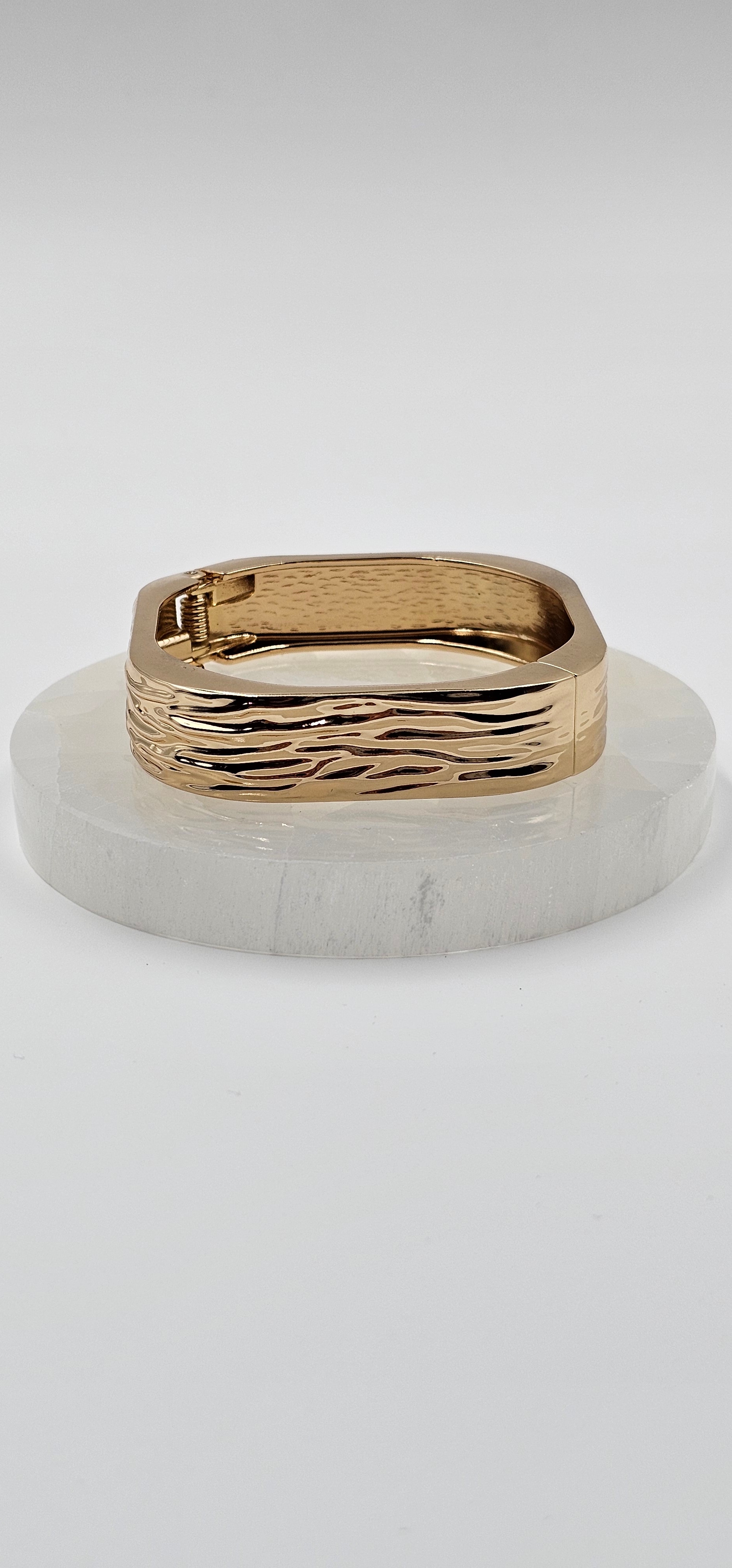 ALTIN KAPLAMA TASARIM DOKULU KELEPÇE