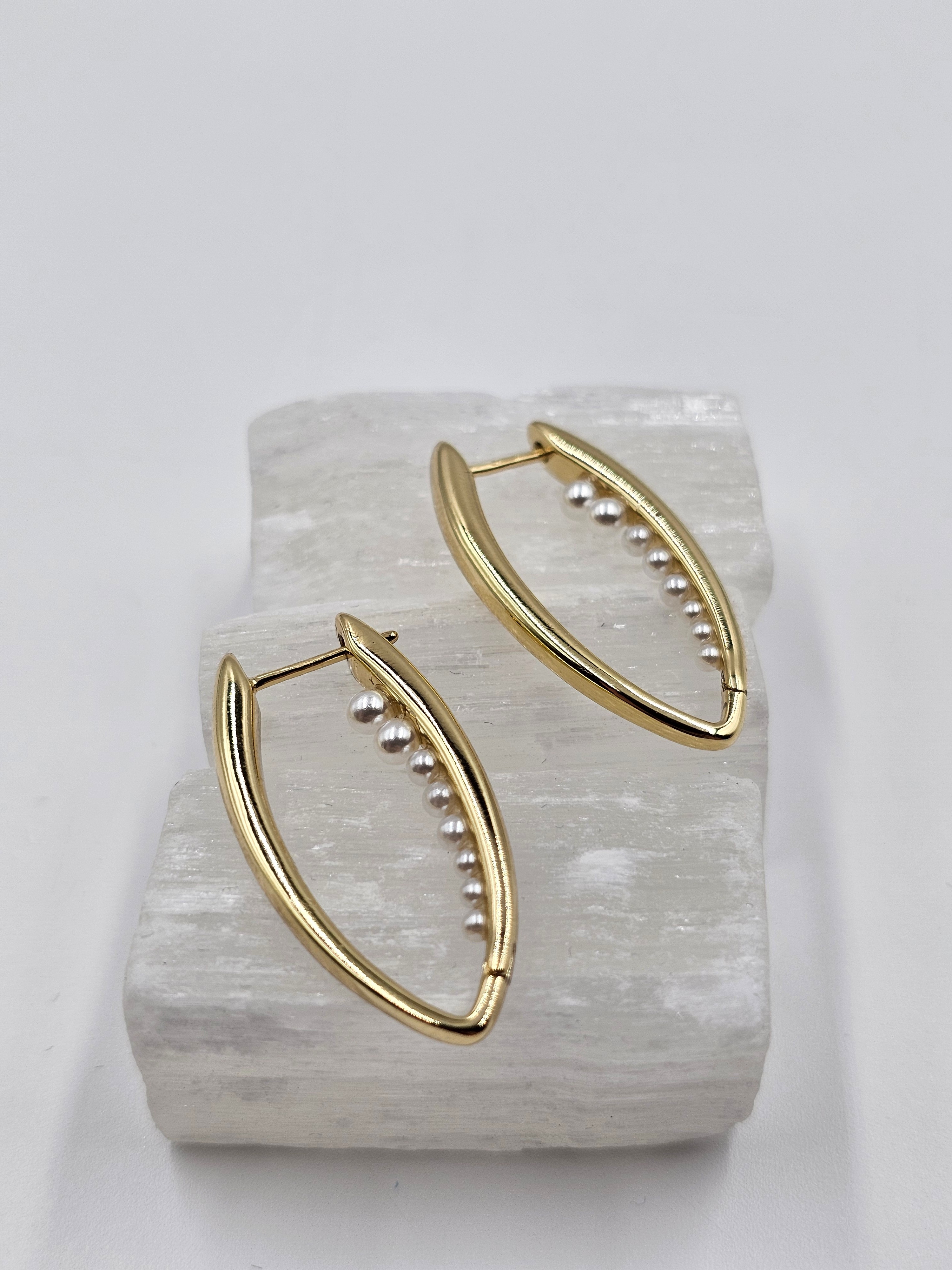 ALTIN KAPLAMA İNCİLİ TASARIM HALKA KÜPE