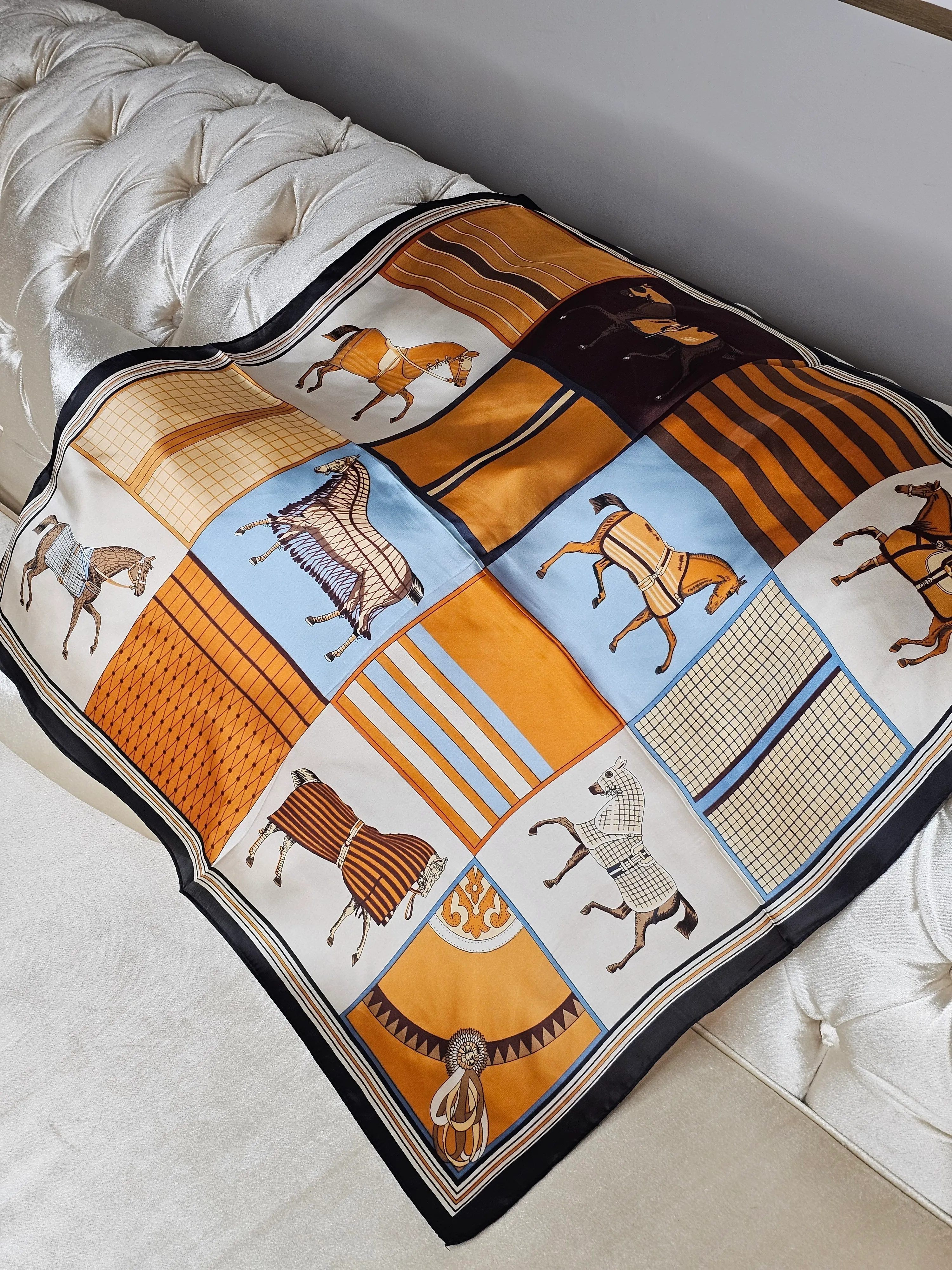 AT DESENLİ  SATEN FULAR (70X70)