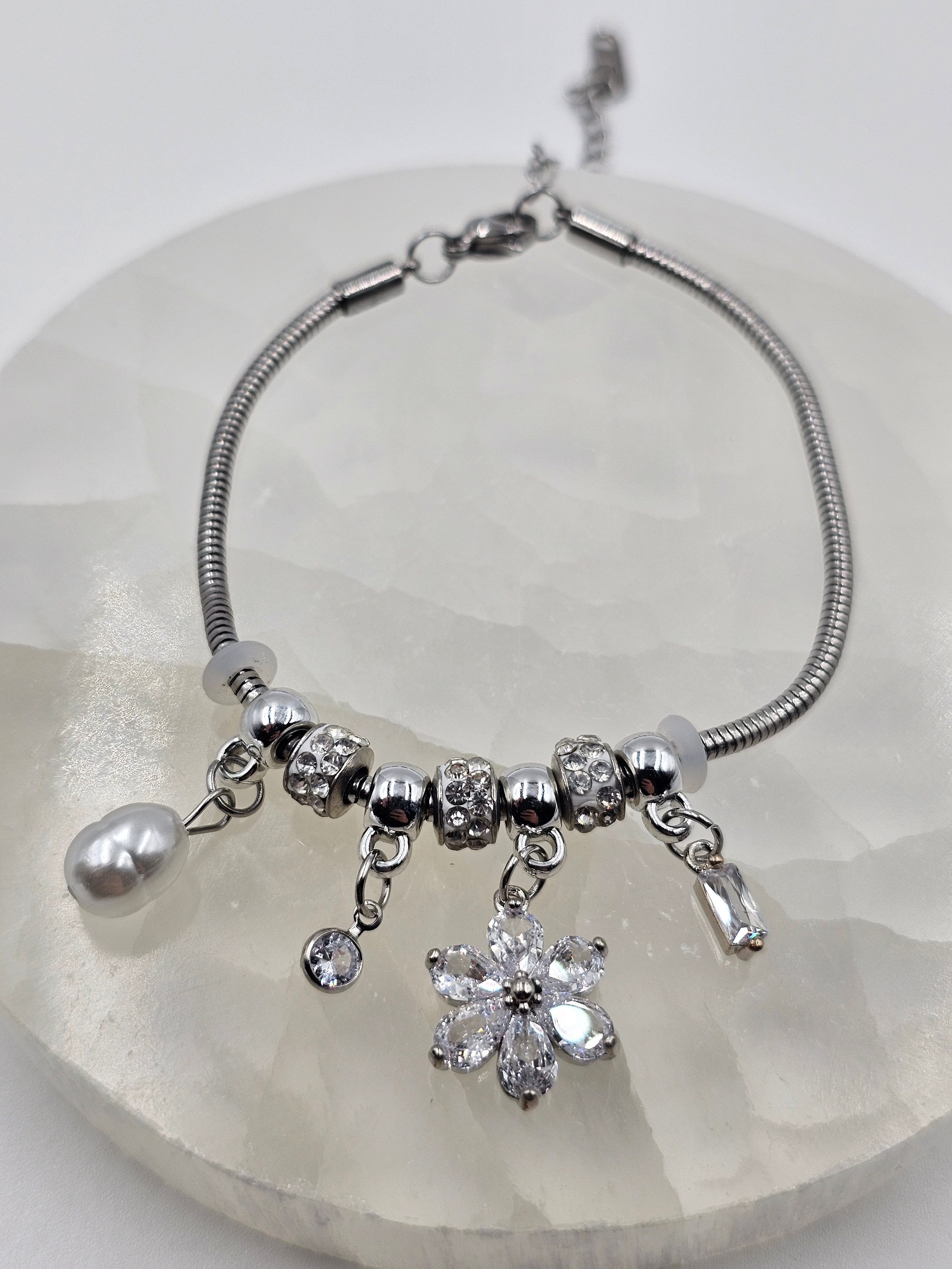 ÇELİK GÜMÜŞ KAPLAMA CHARMLI ZİNCİR BİLEKLİK