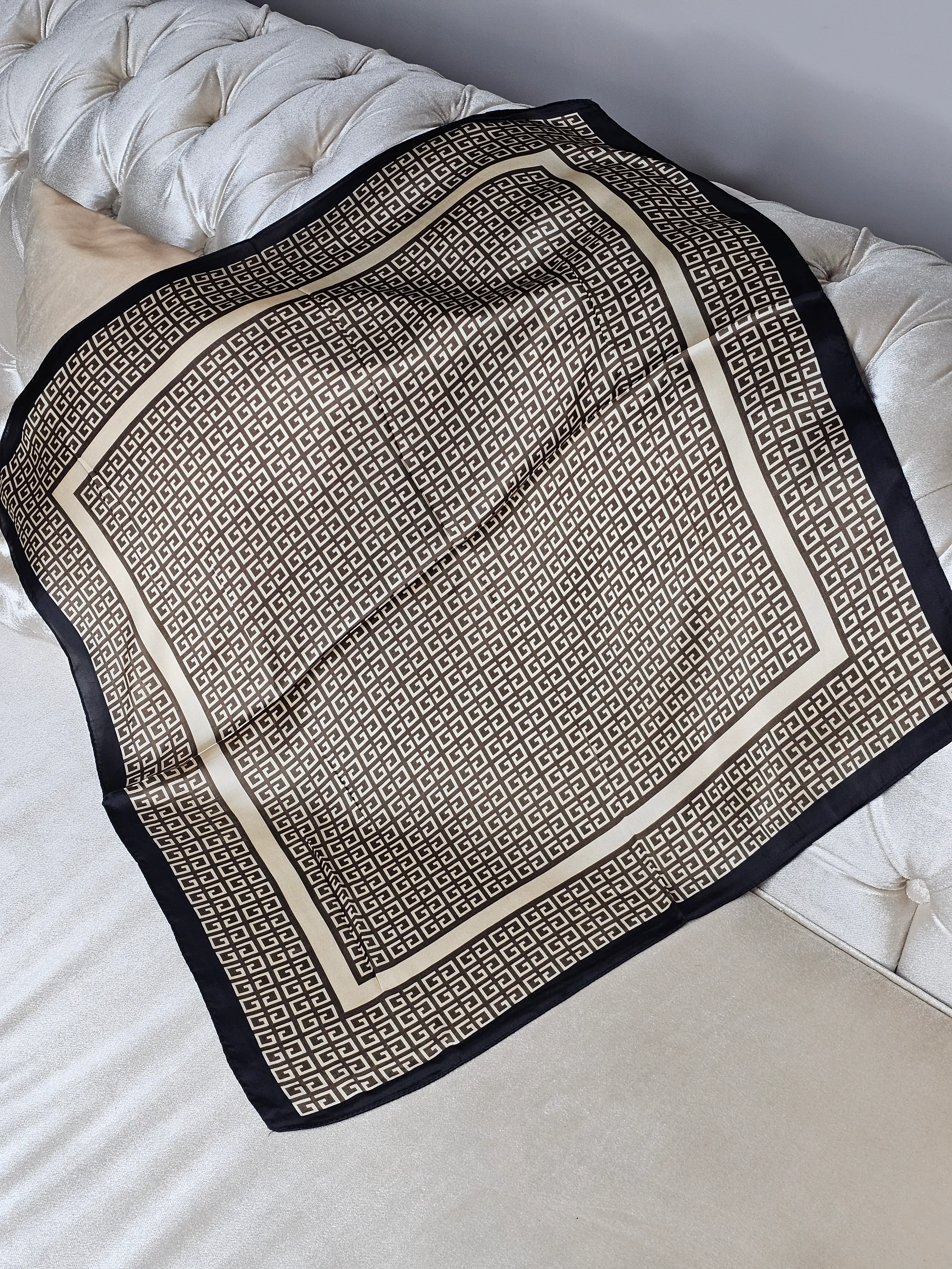 DESENLİ  SİYAH KREM  SATEN FULAR (70X70)