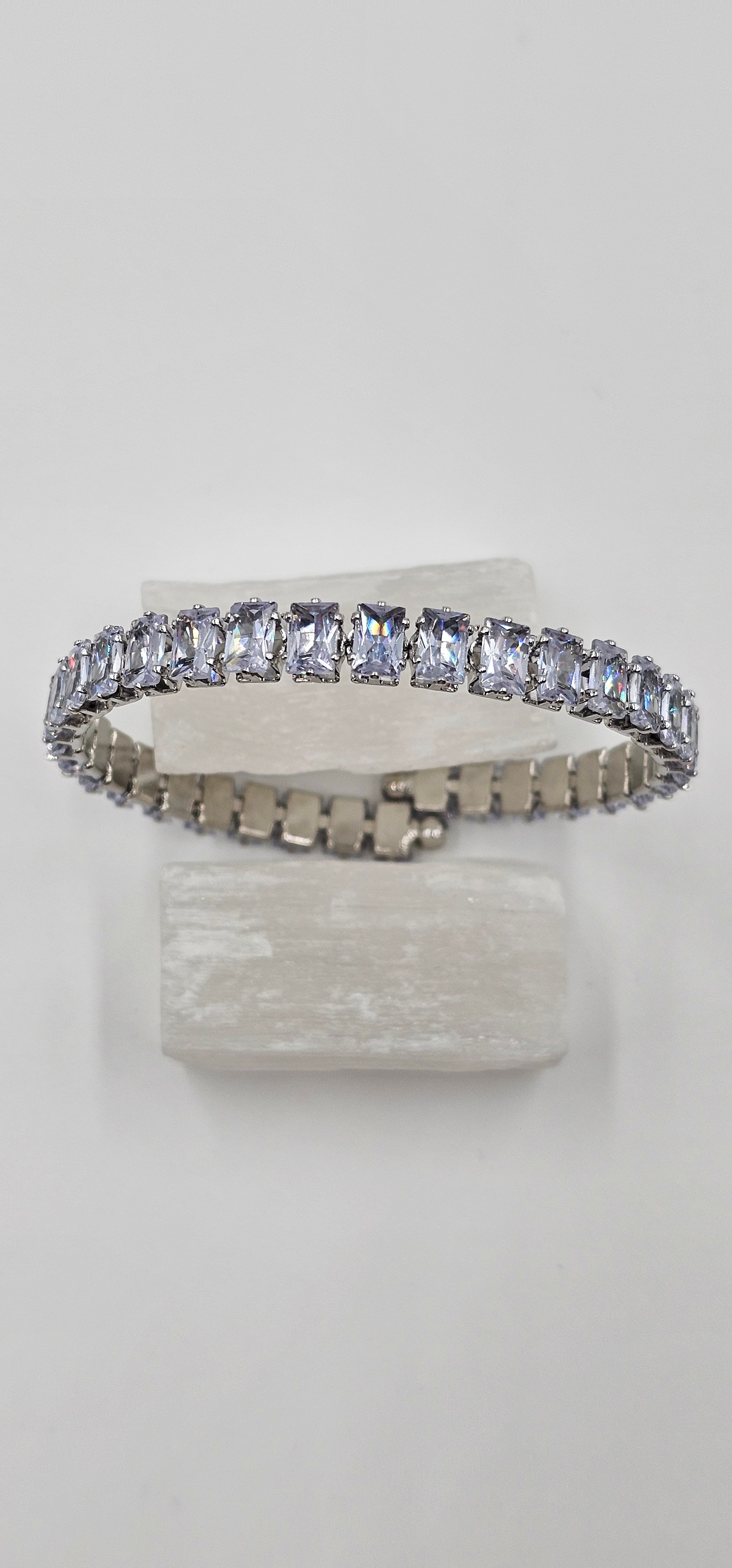 ÖZEL SERİ GÜMÜŞ KAPLAMA KARE SIRALI ZİRKON TAŞ ESNEK BİLEKLİK