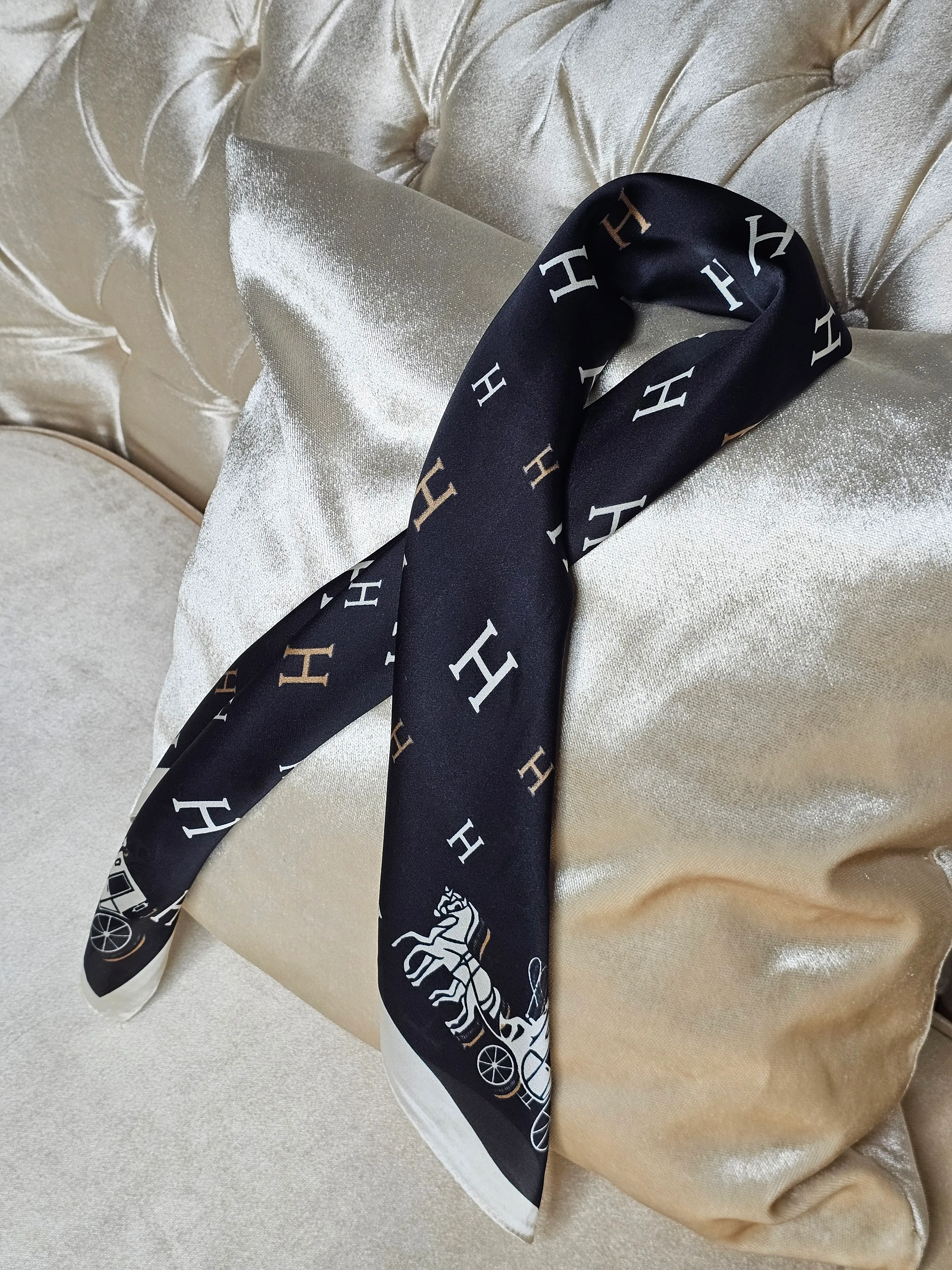 DESENLİ  SİYAH BEYAZ SATEN FULAR (70X70)