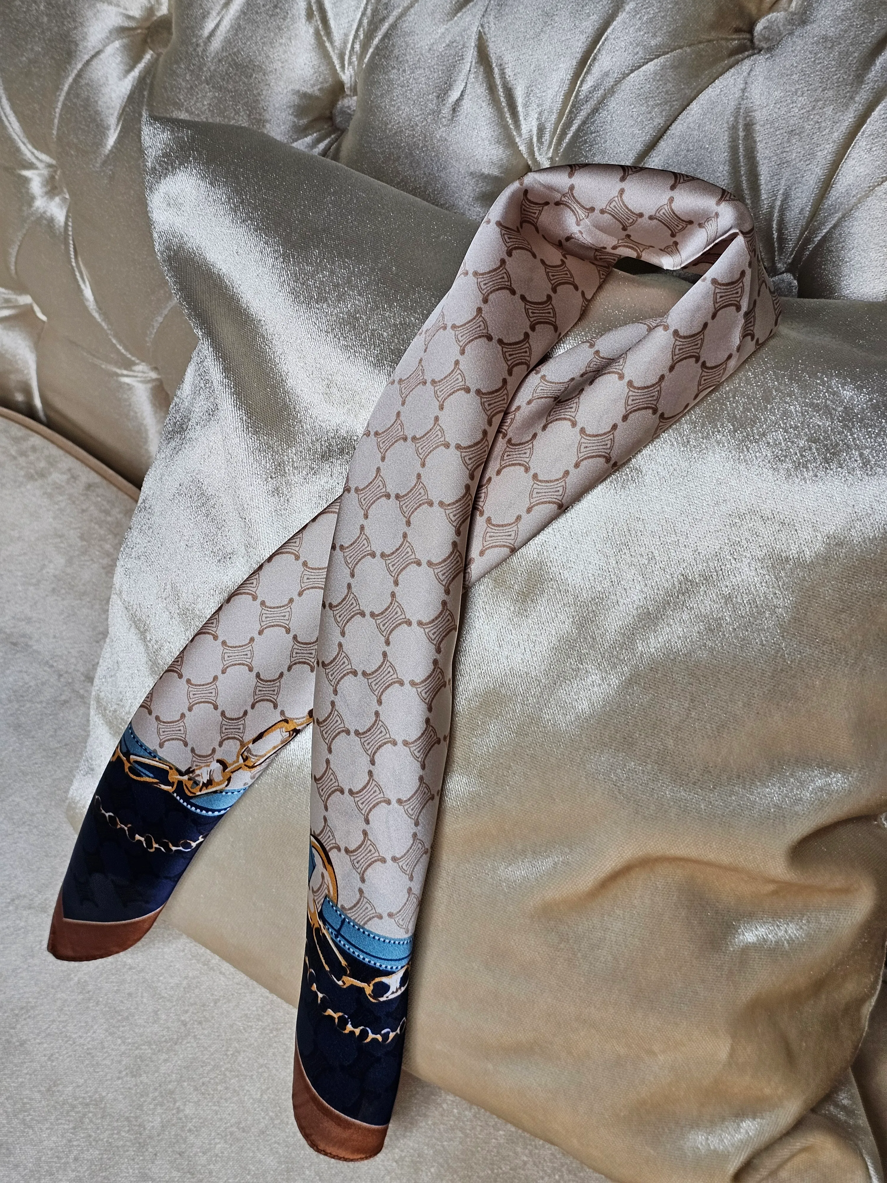 DESENLİ  TURUNCU SATEN FULAR (70X70)