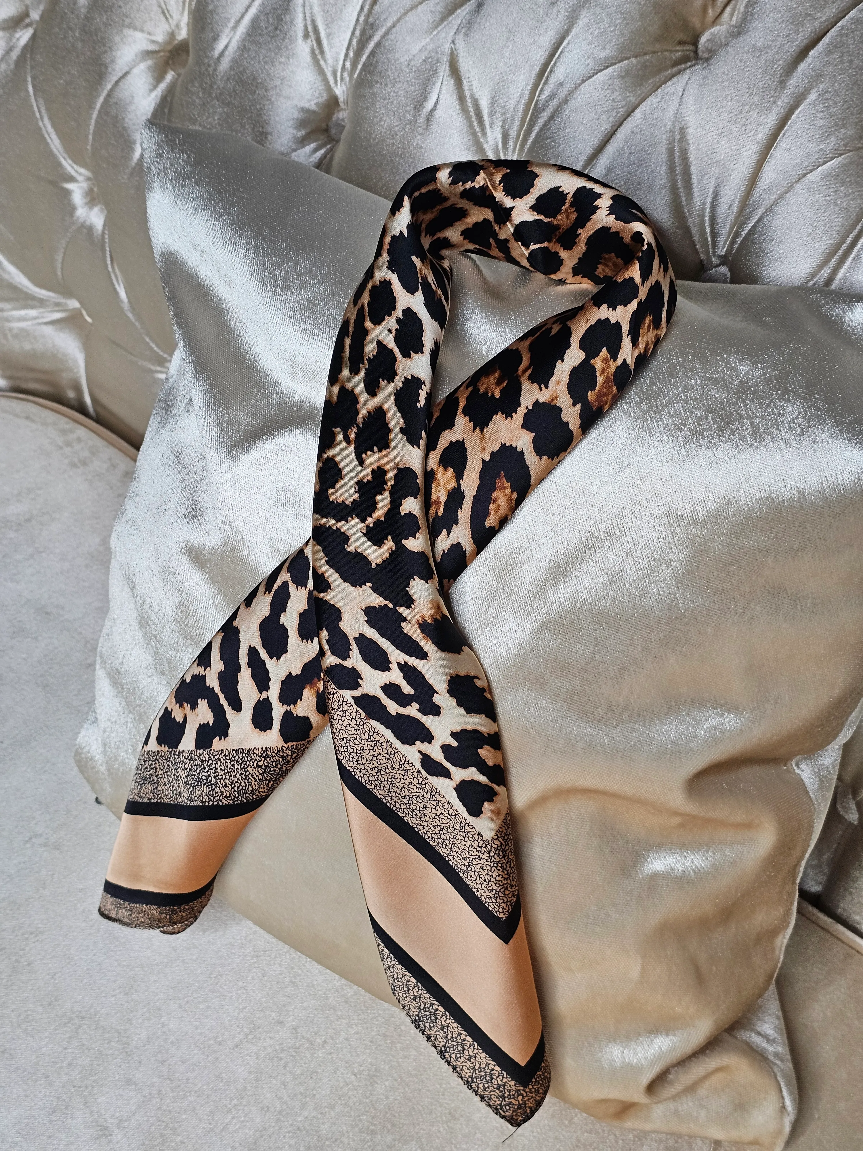 LEOPAR DESENLİ SATEN FULAR (70X70)