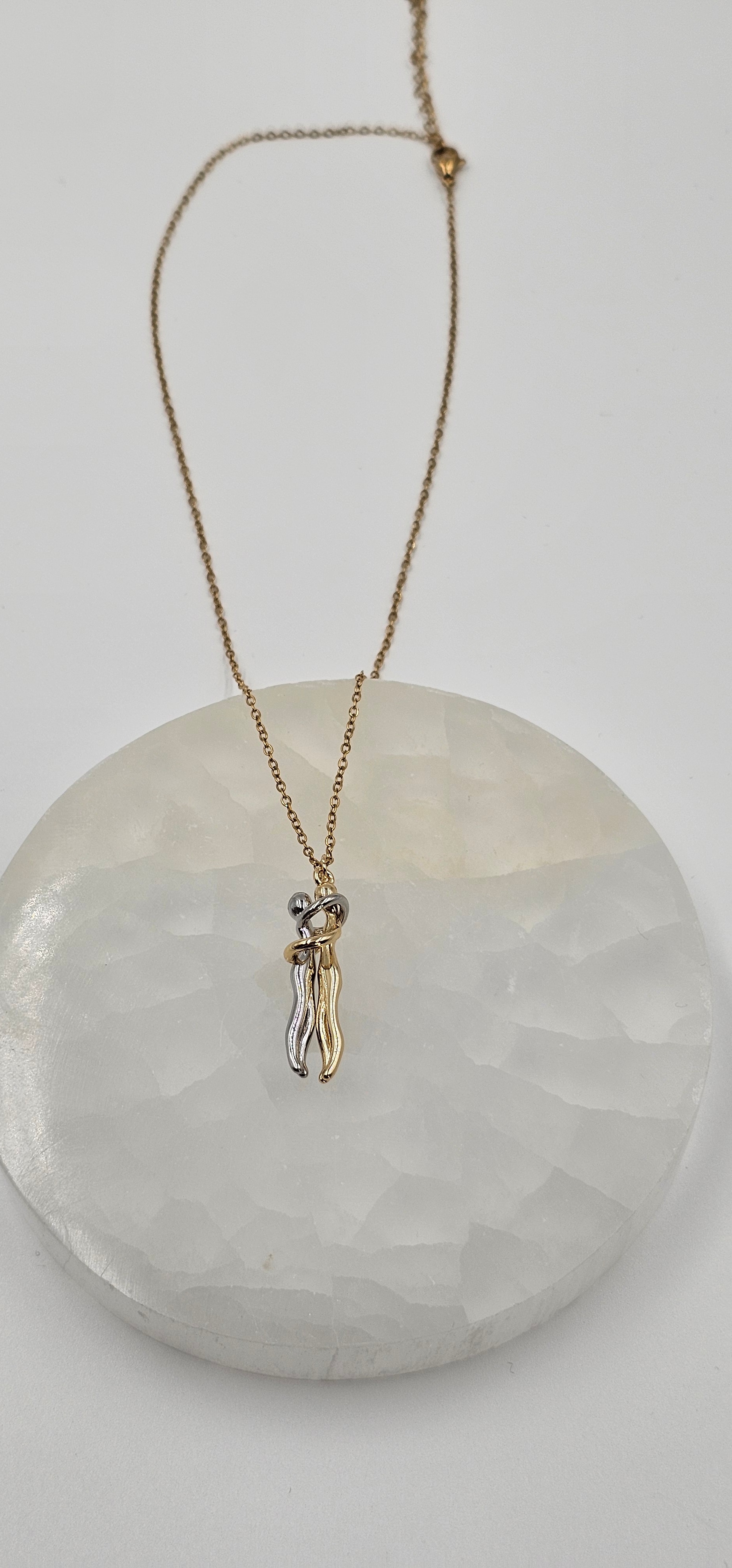 ALTIN KAPLAMA ÇİFT RENK BİRBİRİNE SARILAN ÇİFT KOLYE