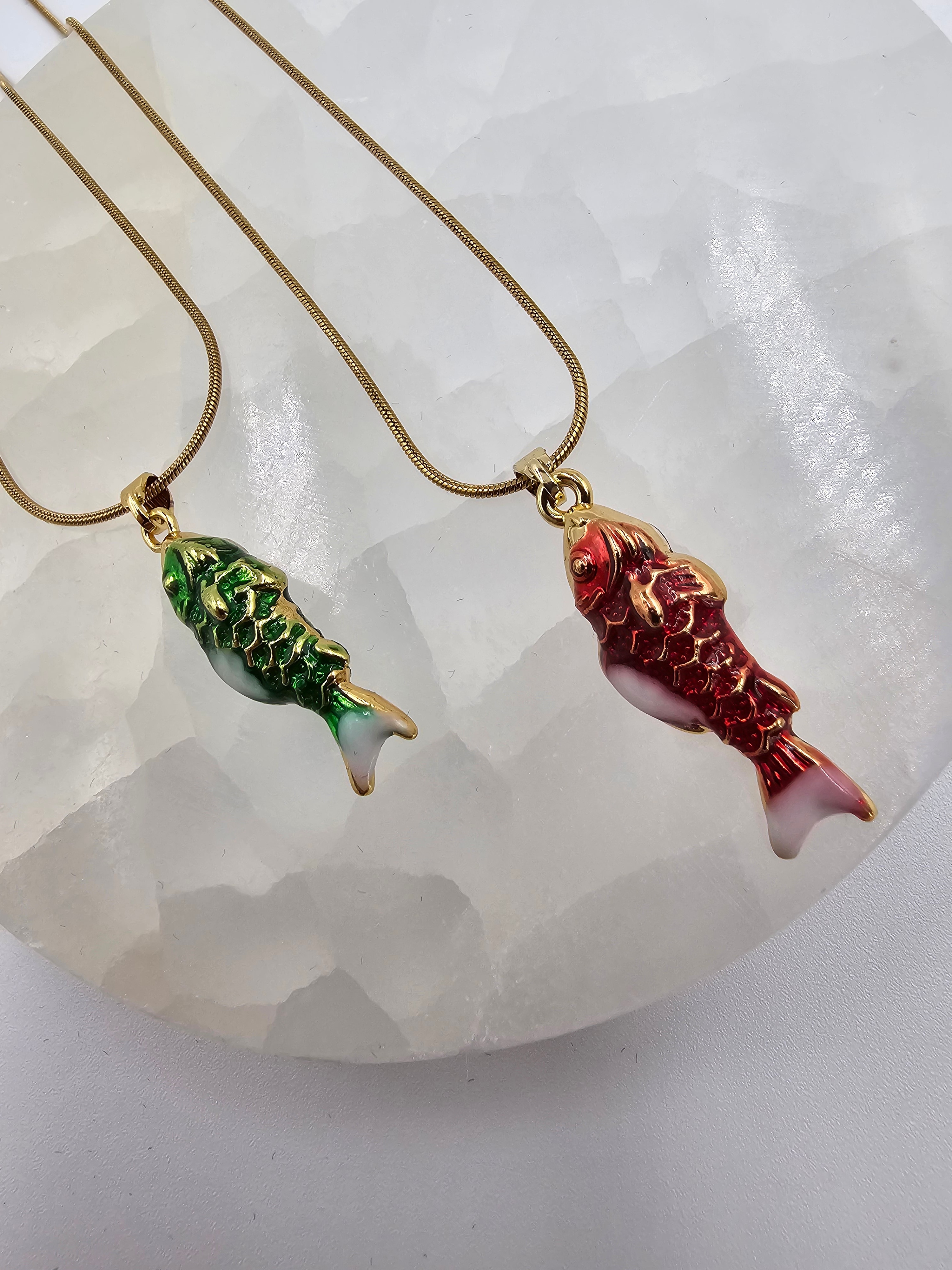 ÖZEL SERİ ZİNCİRDE KIRMIZI RENKLİ MİNELİ KIVRIMLI BALIK FİGÜR KOLYE
