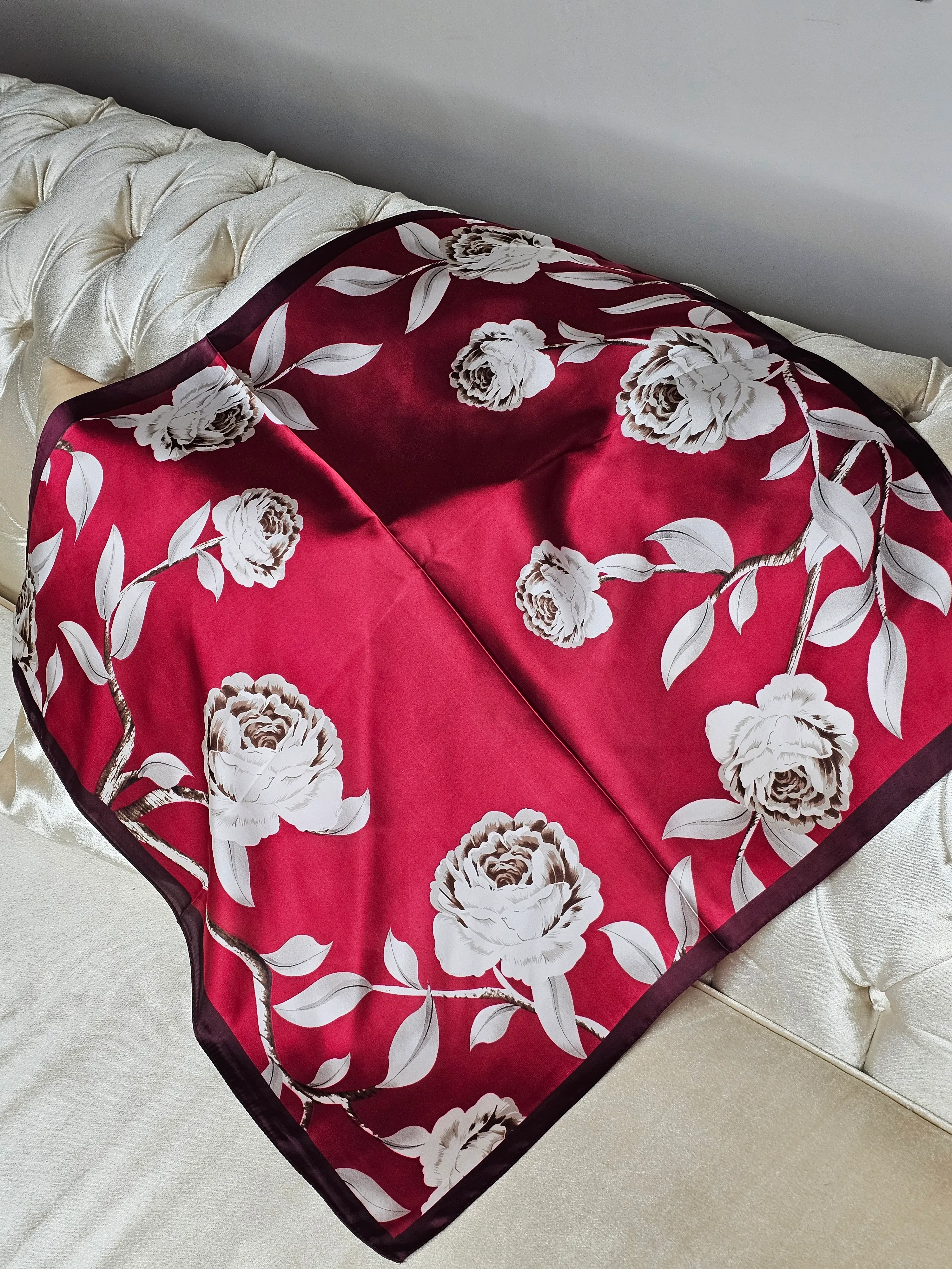 DESENLİ  KIRMIZI ÇİÇEKLİ SATEN FULAR (70X70)