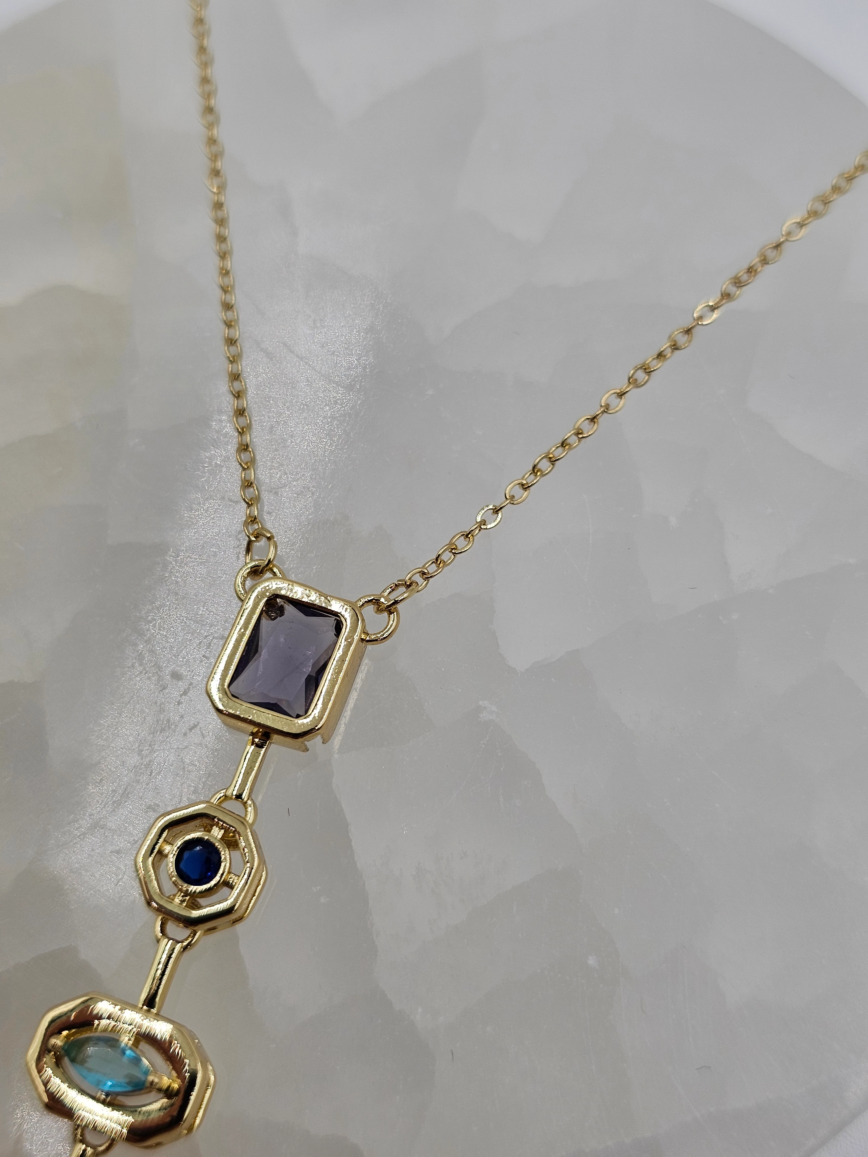 ALTIN KAPLAMA RENKLİ TAŞLI KOLYE