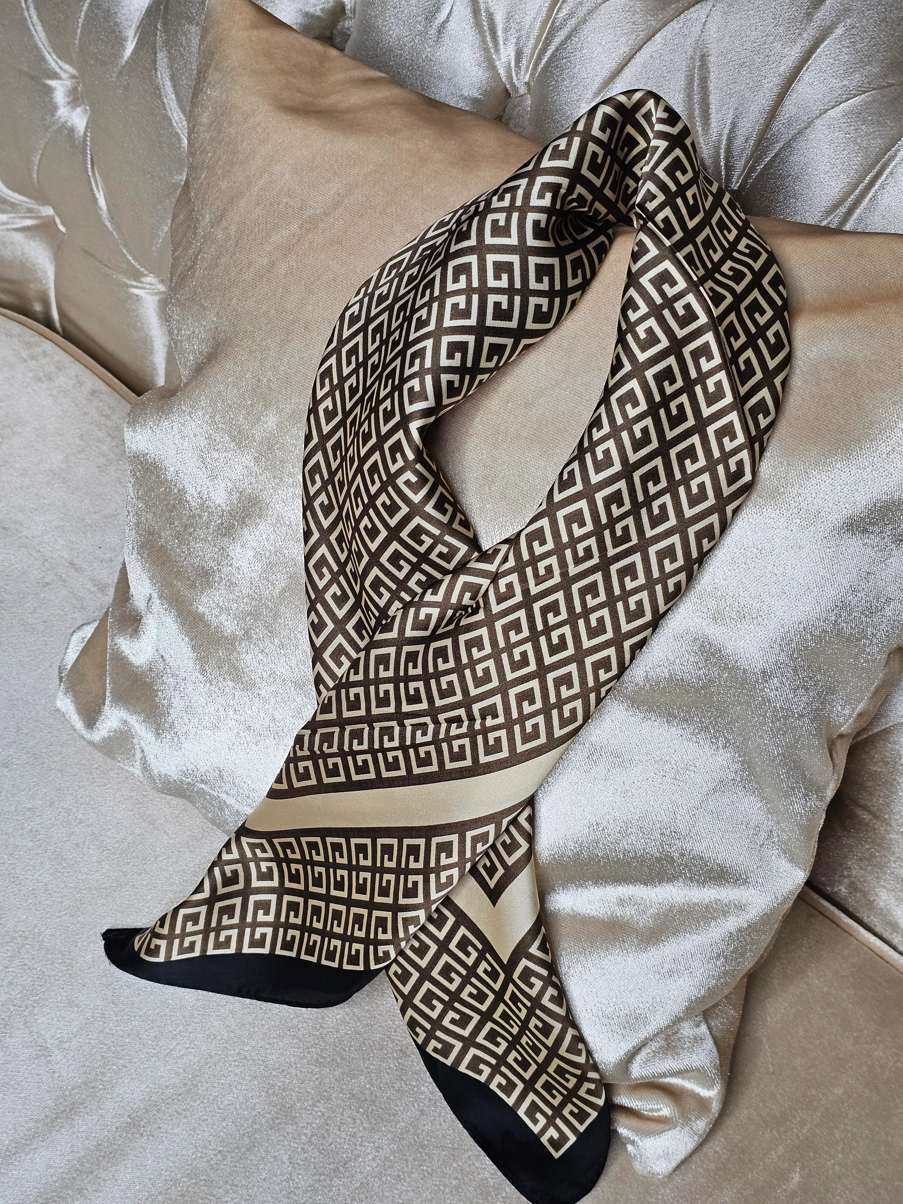 DESENLİ  SİYAH KREM  SATEN FULAR (70X70)