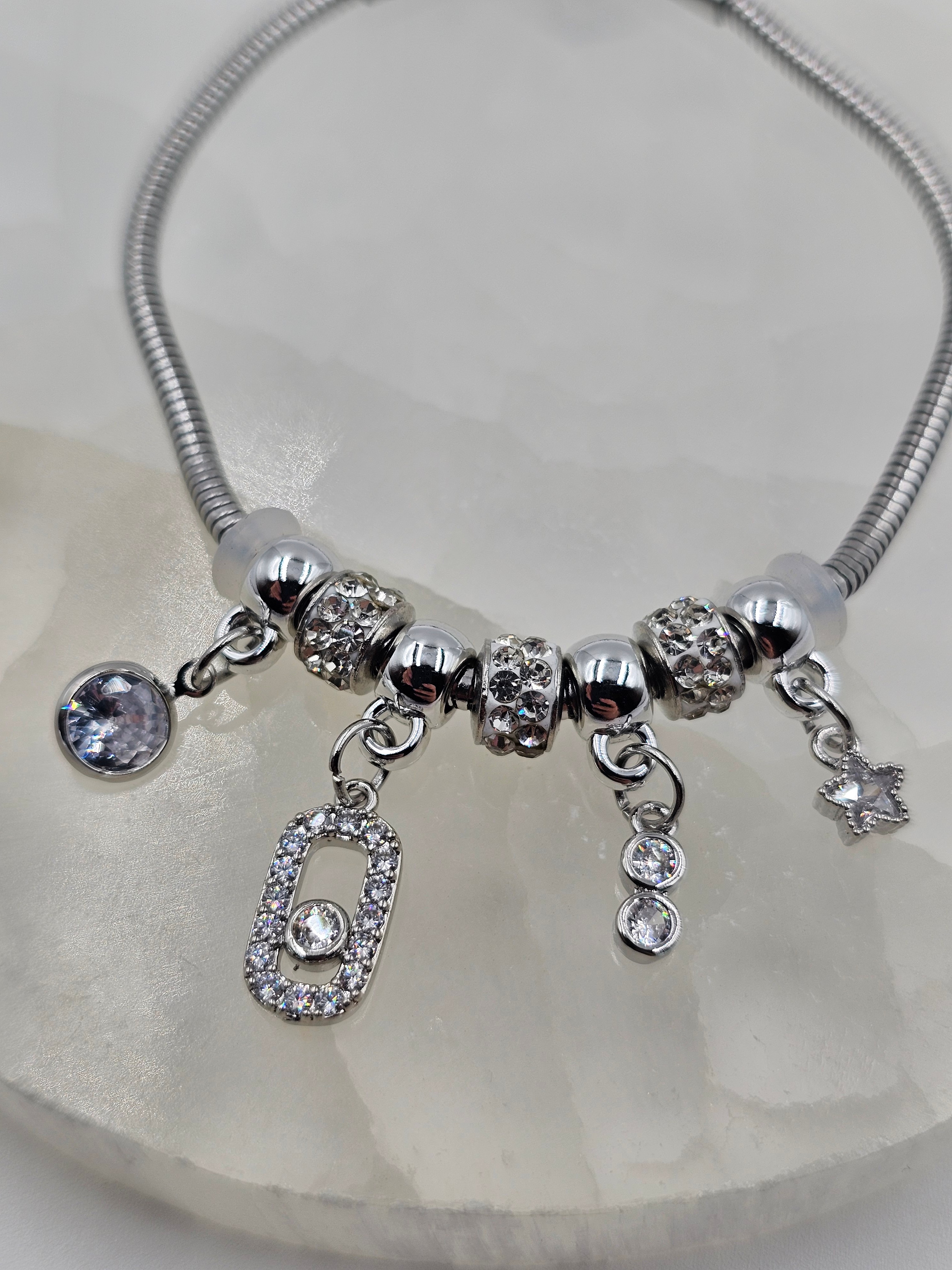 ÇELİK GÜMÜŞ KAPLAMA CHARMLI ZİNCİR BİLEKLİK