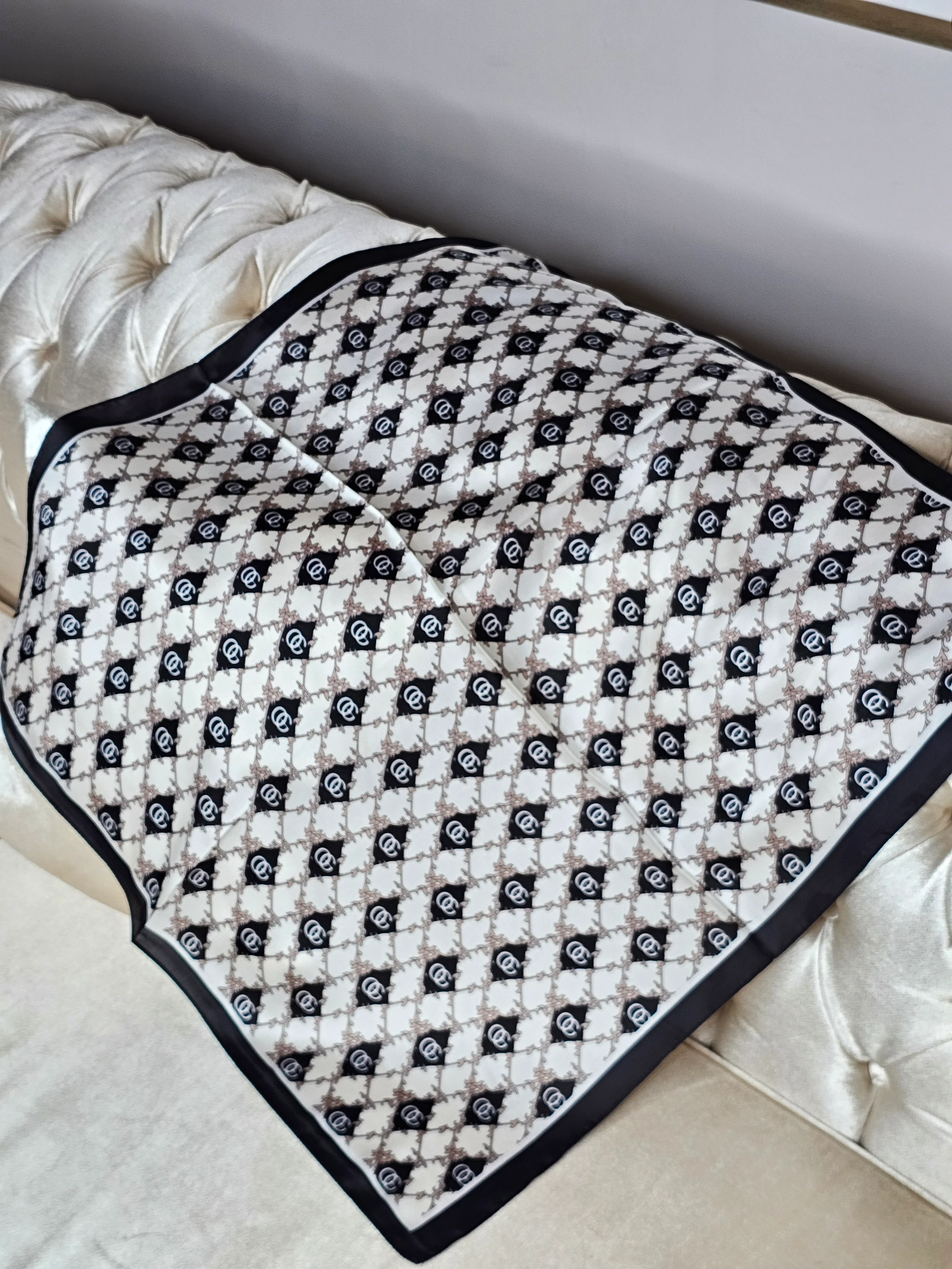 DESENLİ  SİYAH BEYAZ SATEN FULAR (70X70)