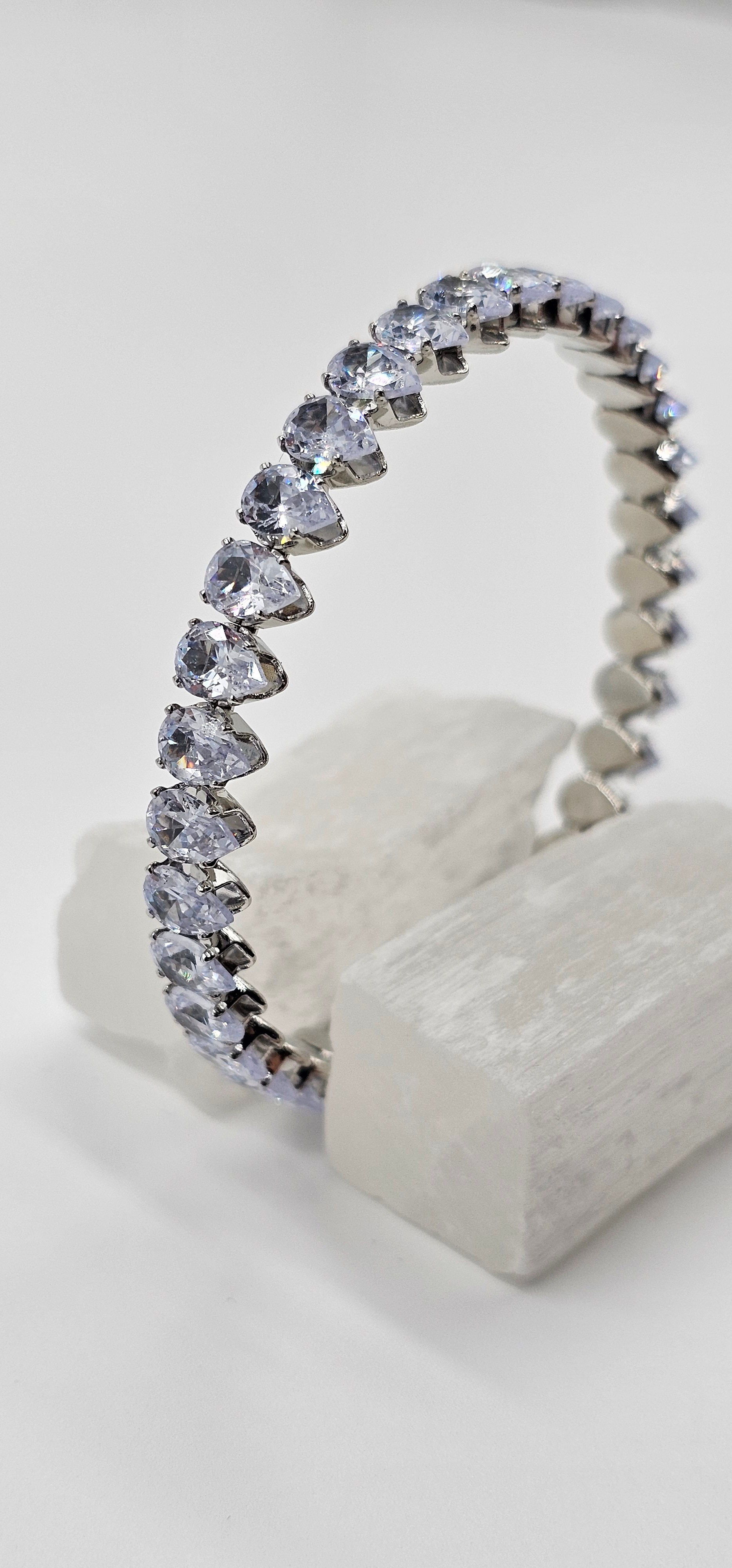 ÖZEL SERİ GÜMÜŞ KAPLAMA DAMLA SIRALI ZİRKON TAŞ ESNEK BİLEKLİK