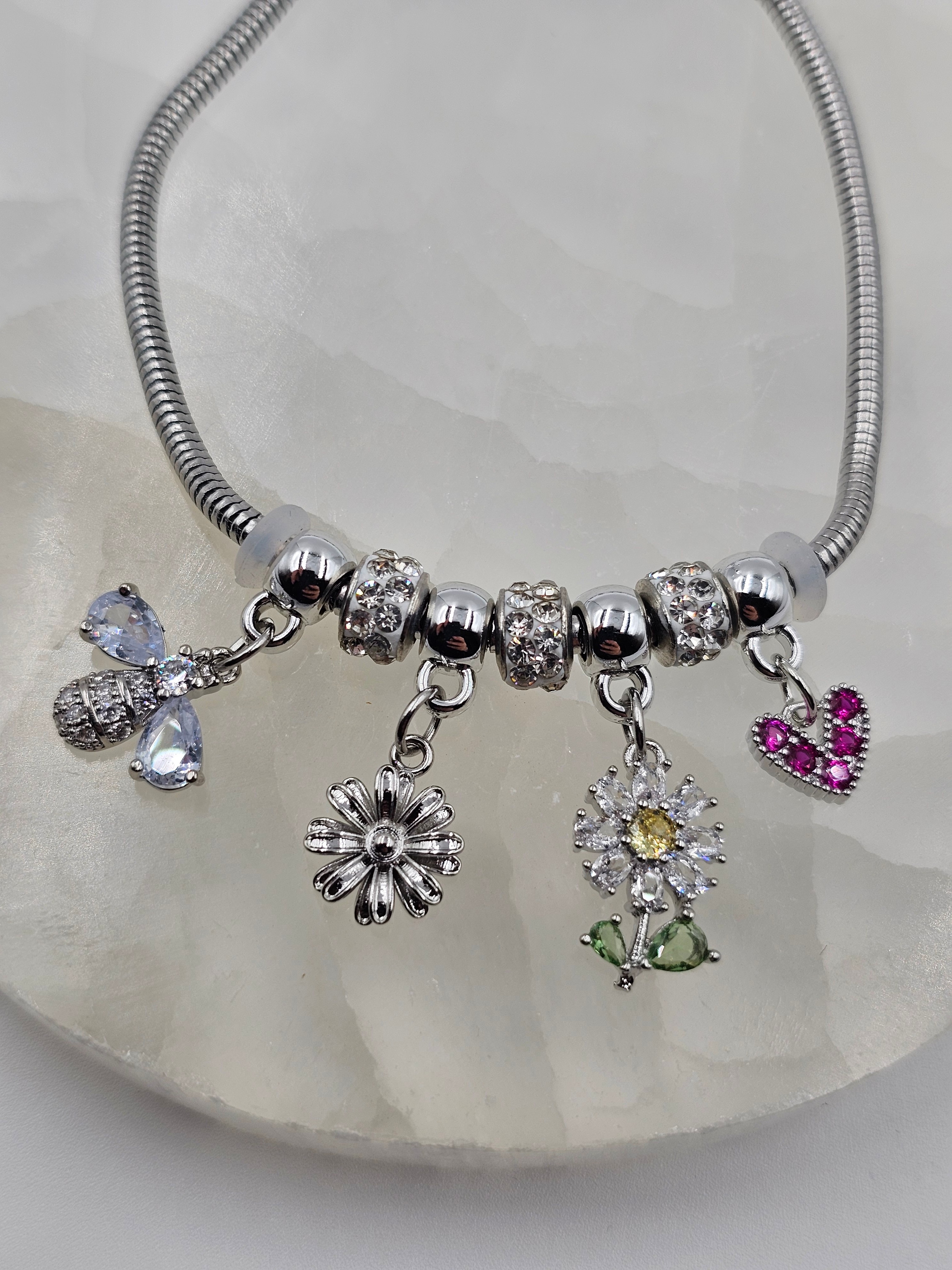 ÇELİK GÜMÜŞ KAPLAMA CHARMLI ZİNCİR BİLEKLİK