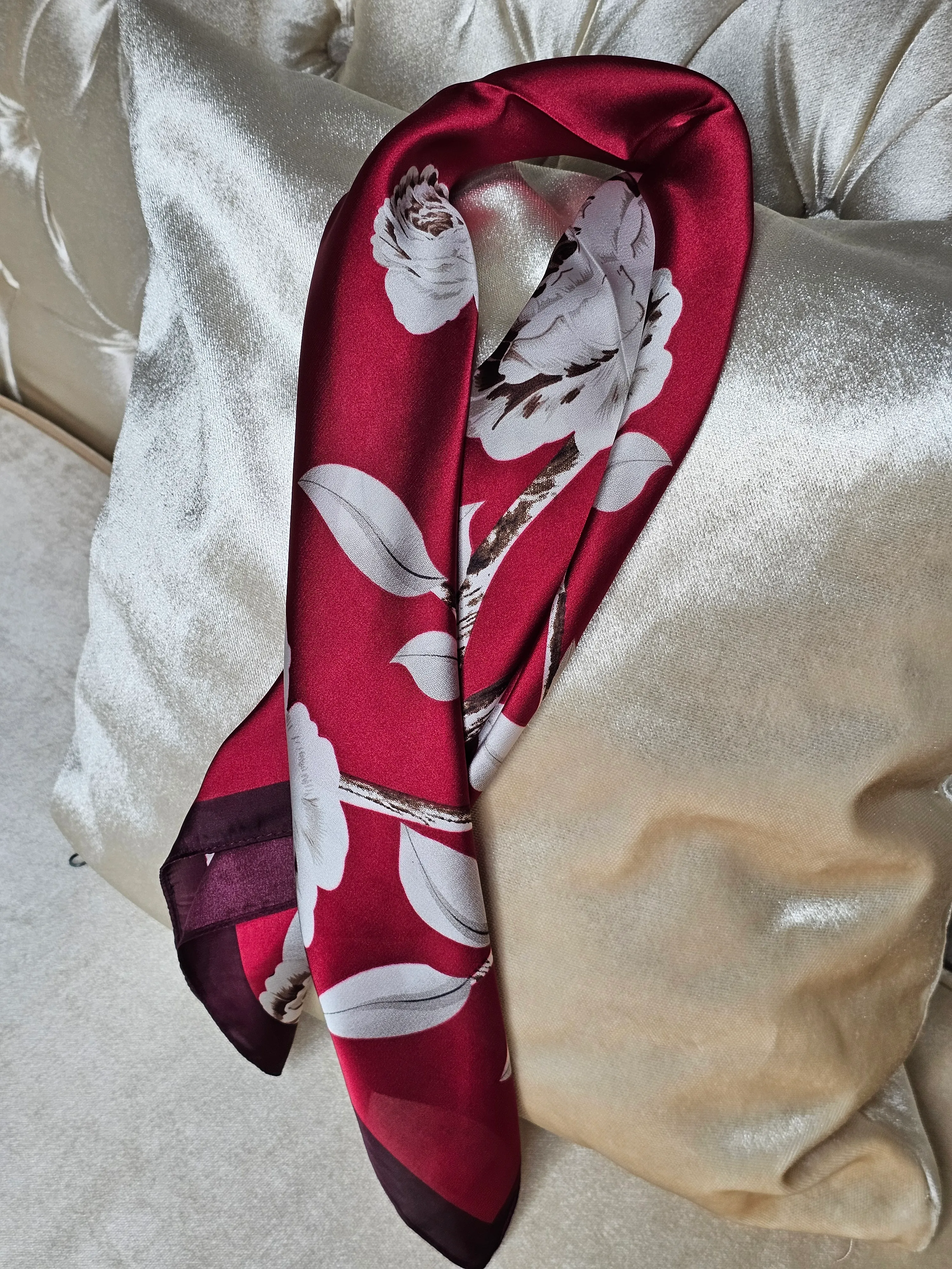 DESENLİ  KIRMIZI ÇİÇEKLİ SATEN FULAR (70X70)