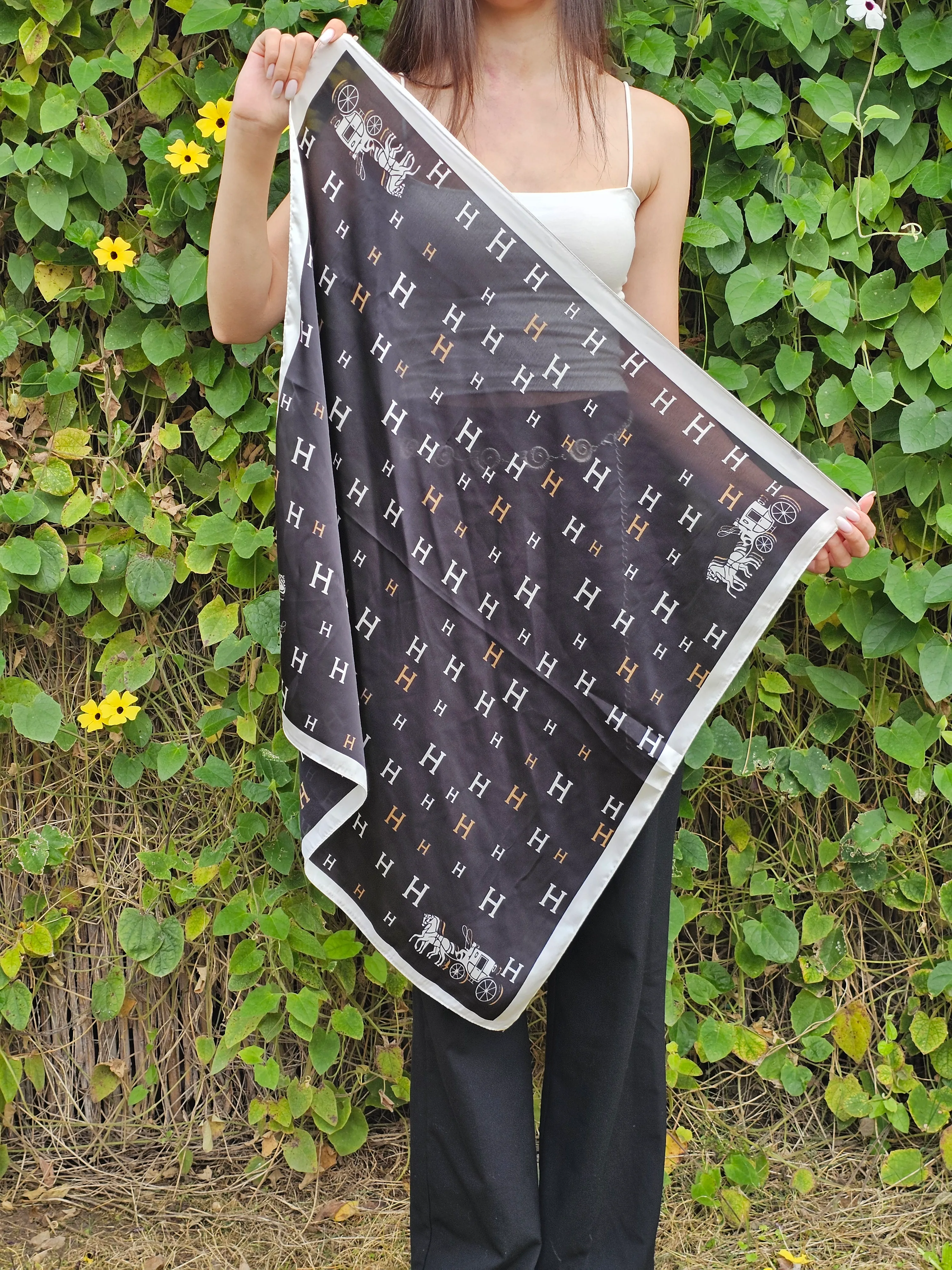 DESENLİ  SİYAH BEYAZ SATEN FULAR (70X70)