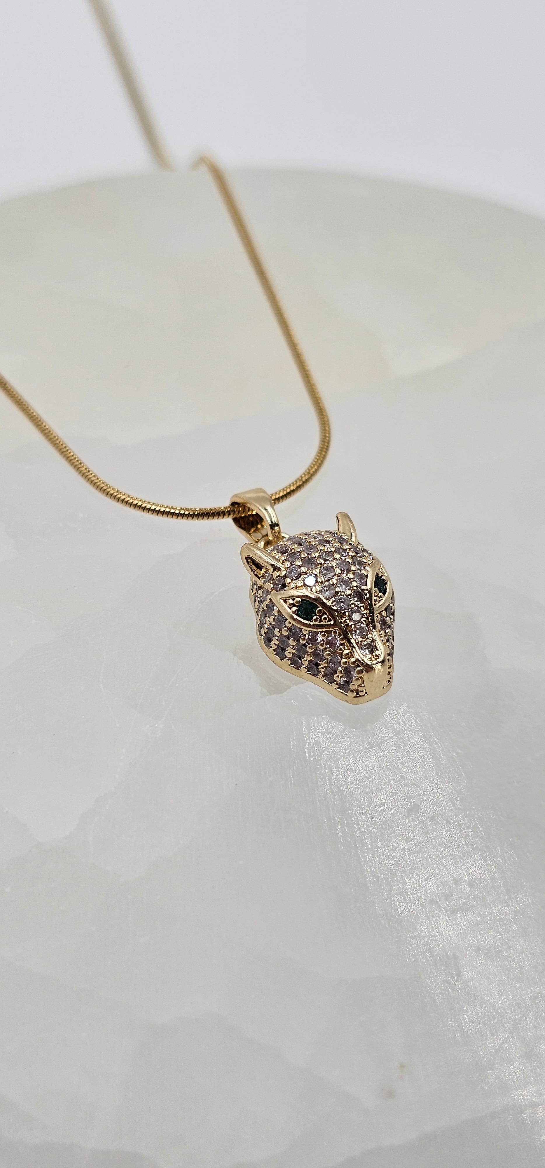 ALTIN KAPLAMA ZİRKON TAŞLI KAPLAN FİGÜRLÜ KOLYE