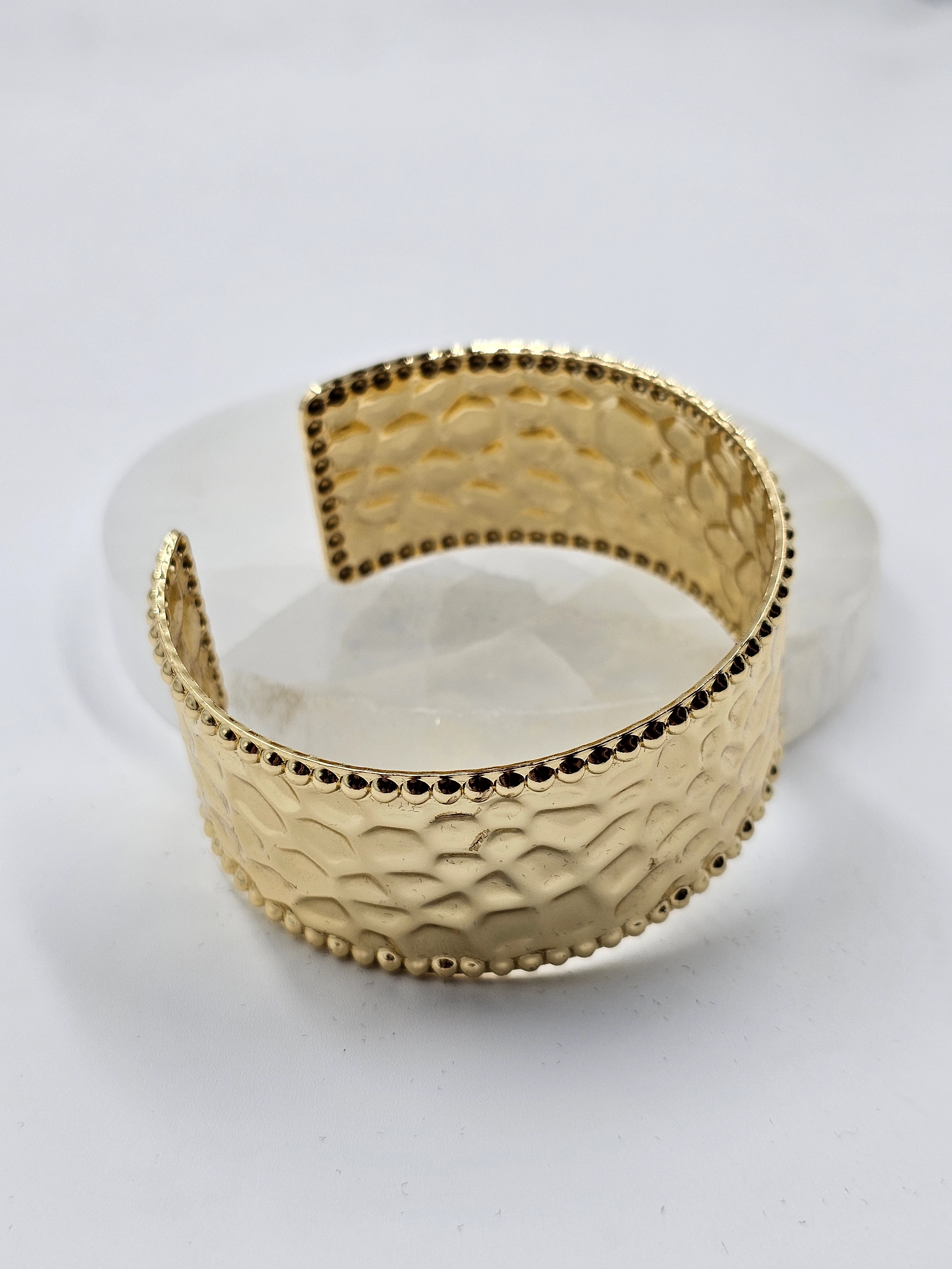 ALTIN KAPLAMA DÖVÜLMÜŞ MODEL KELEPÇE