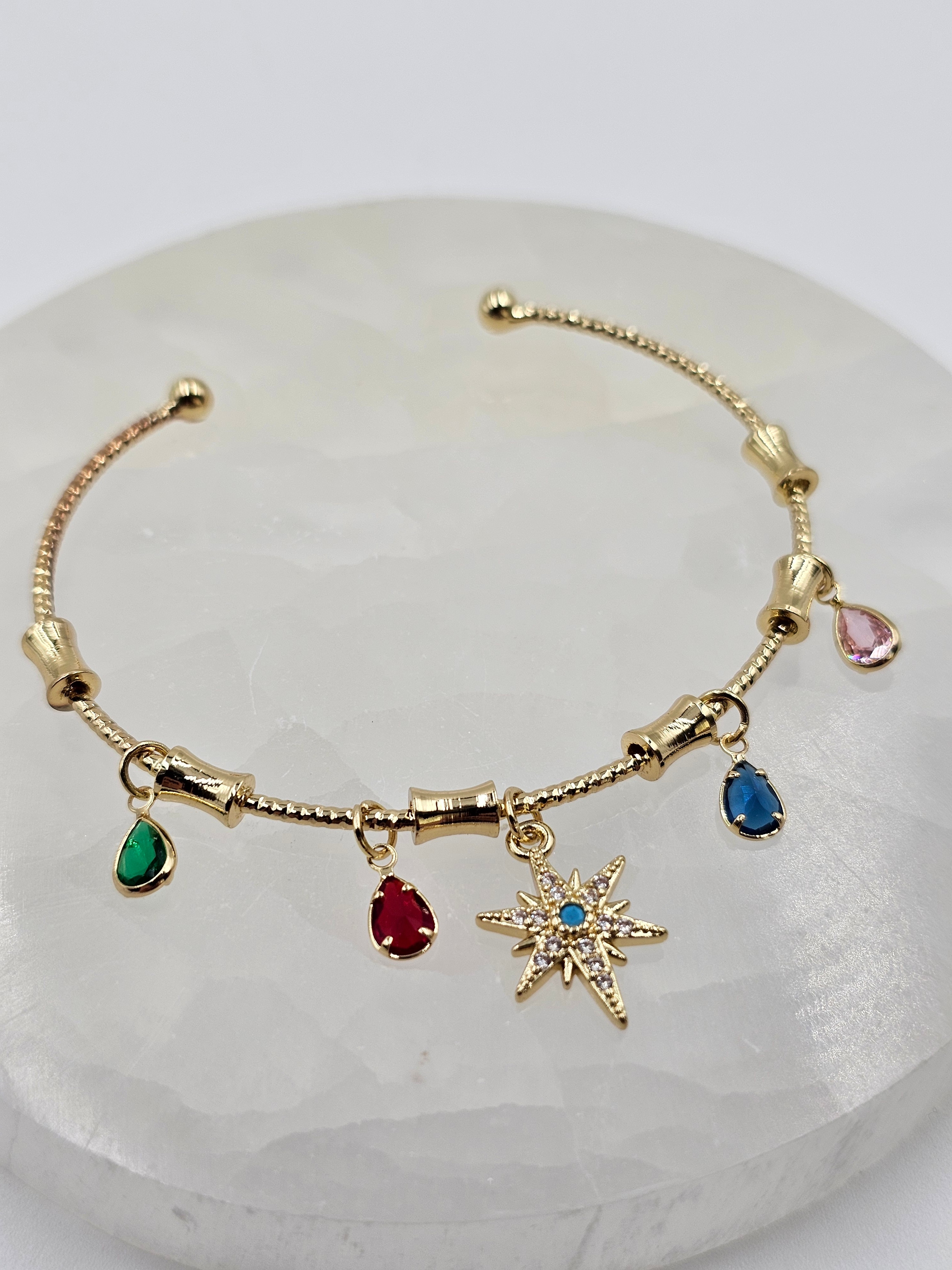 ALTIN KAPLAMA RENKLİ TAŞLI YILDIZLI KELEPÇE BİLEZİK