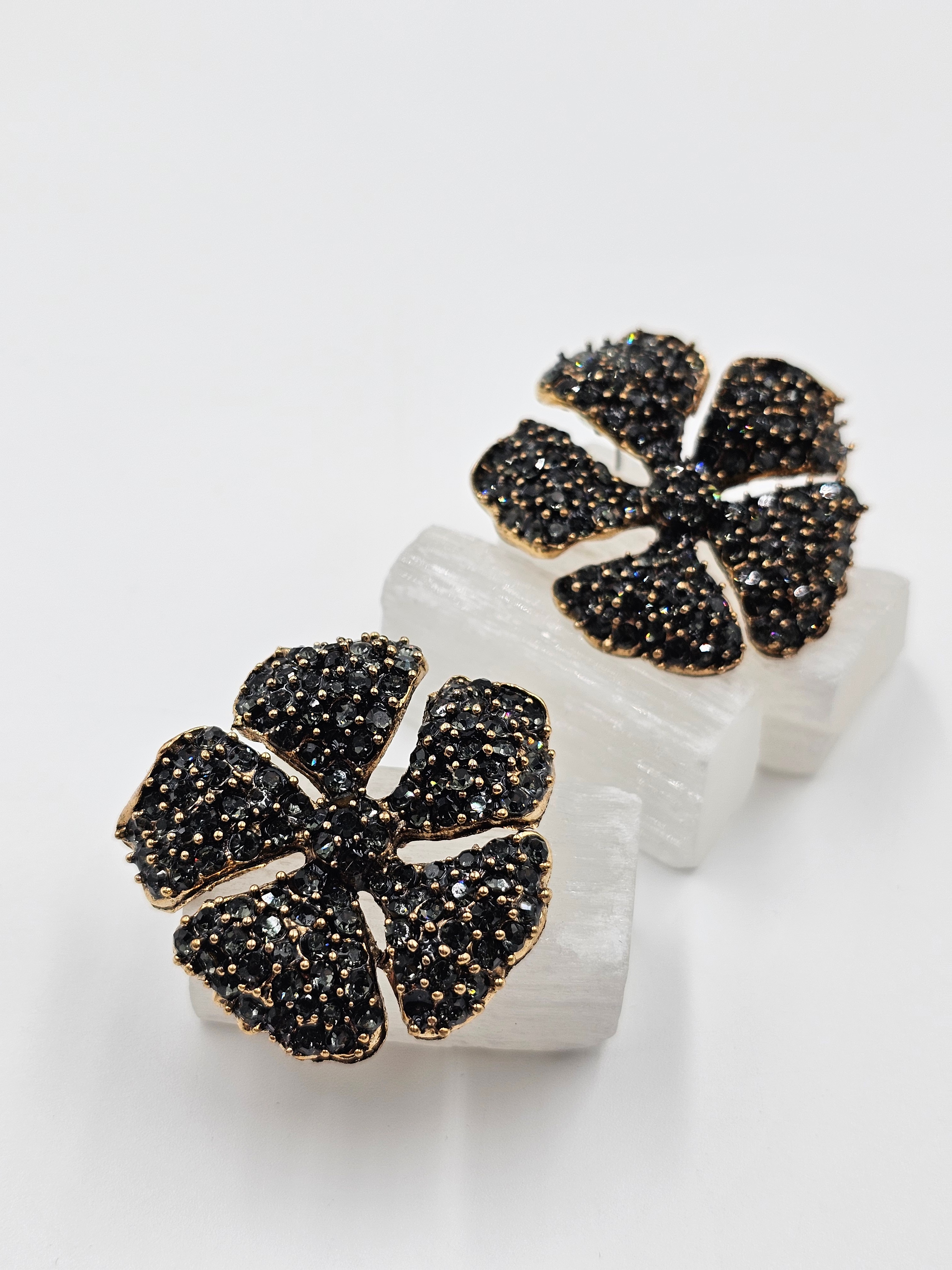 ALTIN KAPLAMA SİYAH TAŞLI ÇİÇEK TASARIM KÜPE