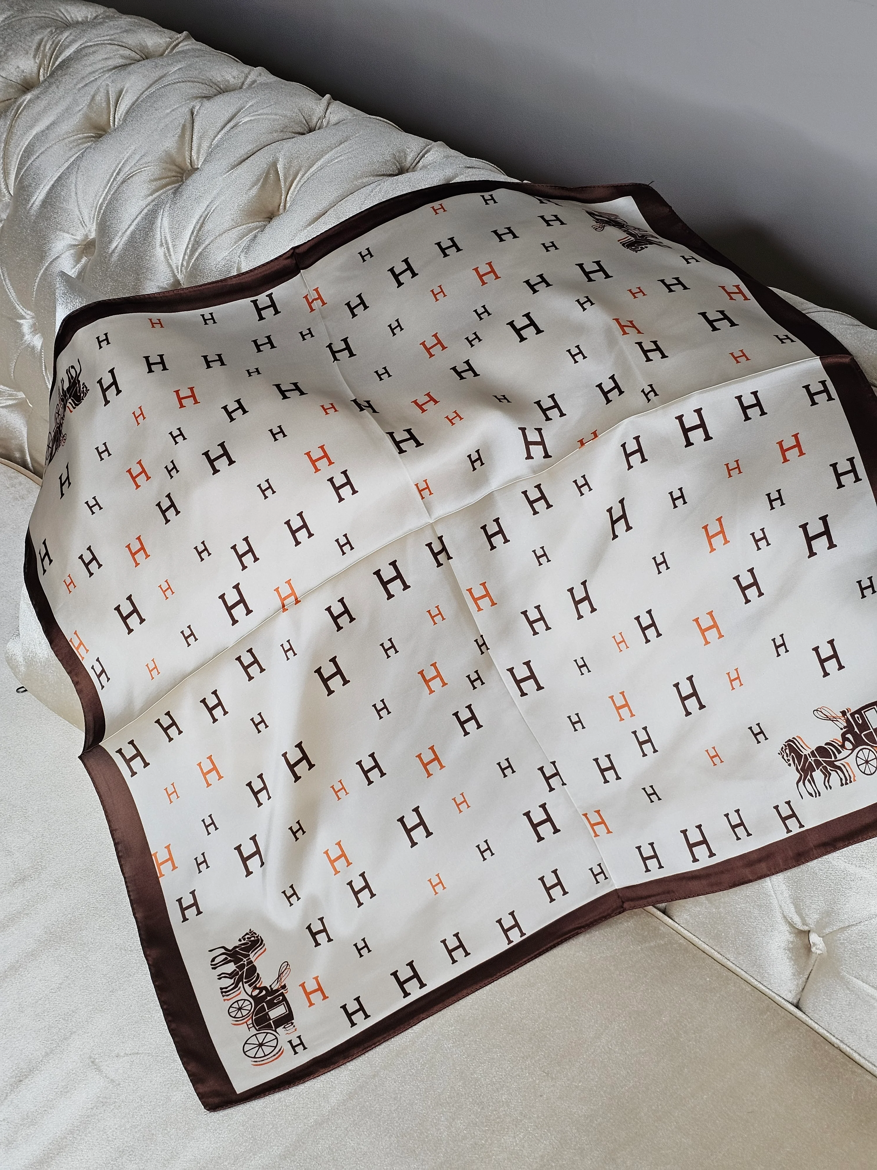 DESENLİ  KREM KAHVERENGİ SATEN FULAR (70X70)